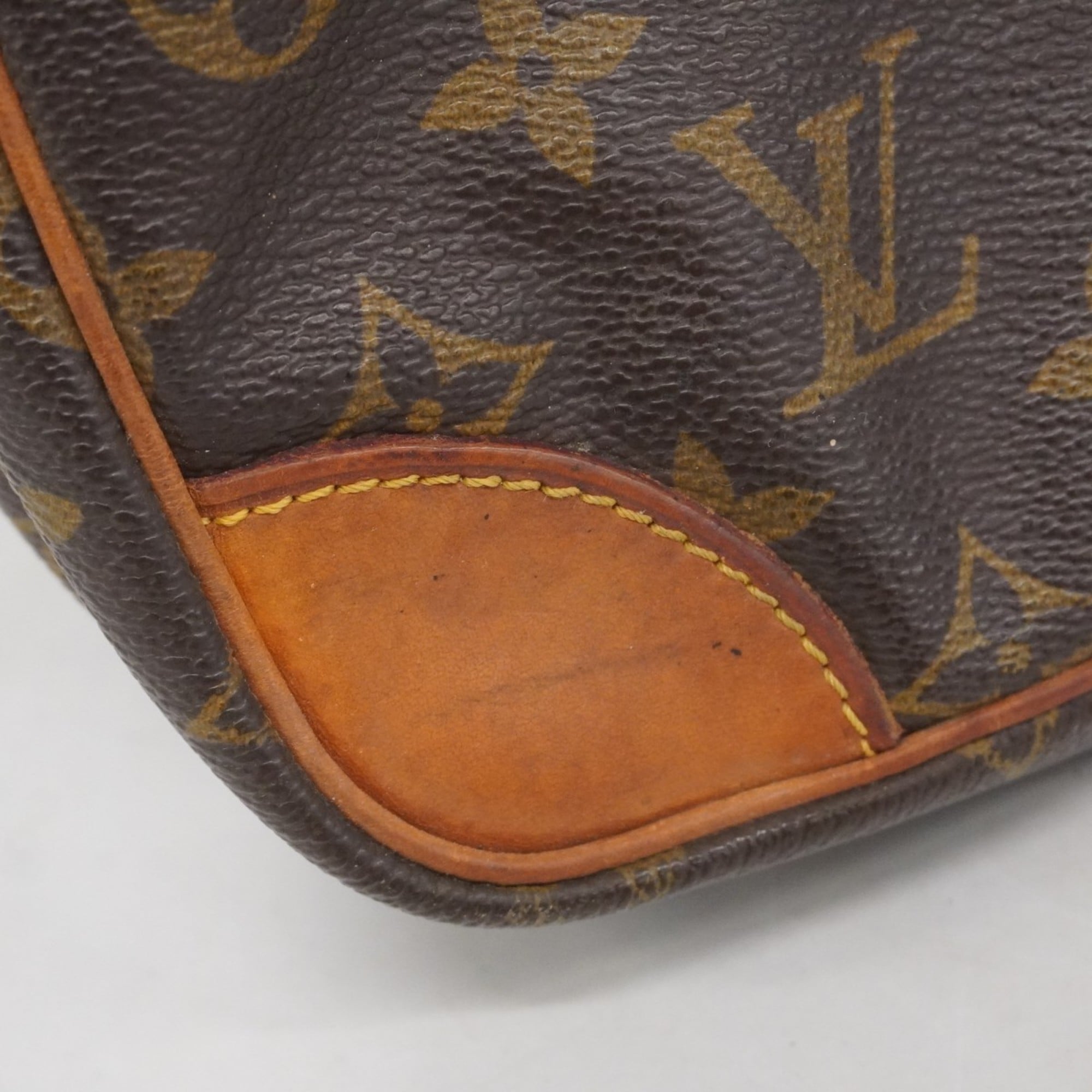 Louis Vuitton Brown Clutch Bag (Pre-Owned)
