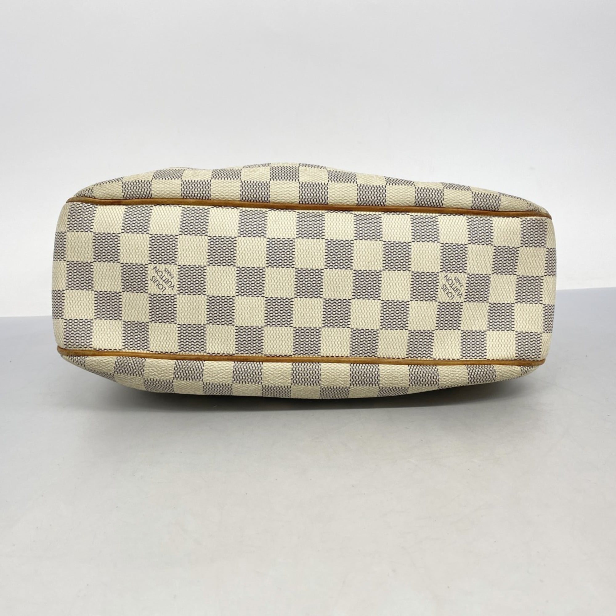 Louis Vuitton White Shoulder Bag (Pre-Owned)