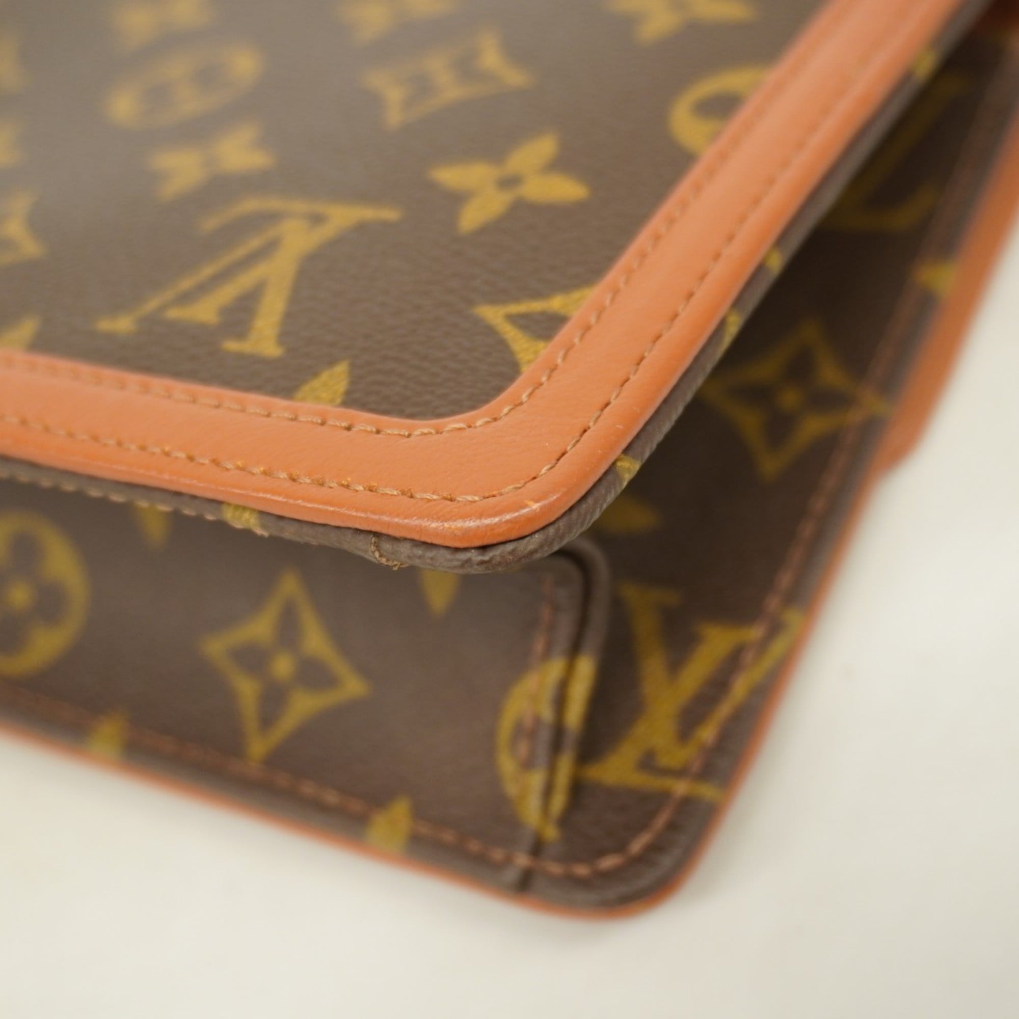 Louis Vuitton Brown Clutch Bag (Pre-Owned)