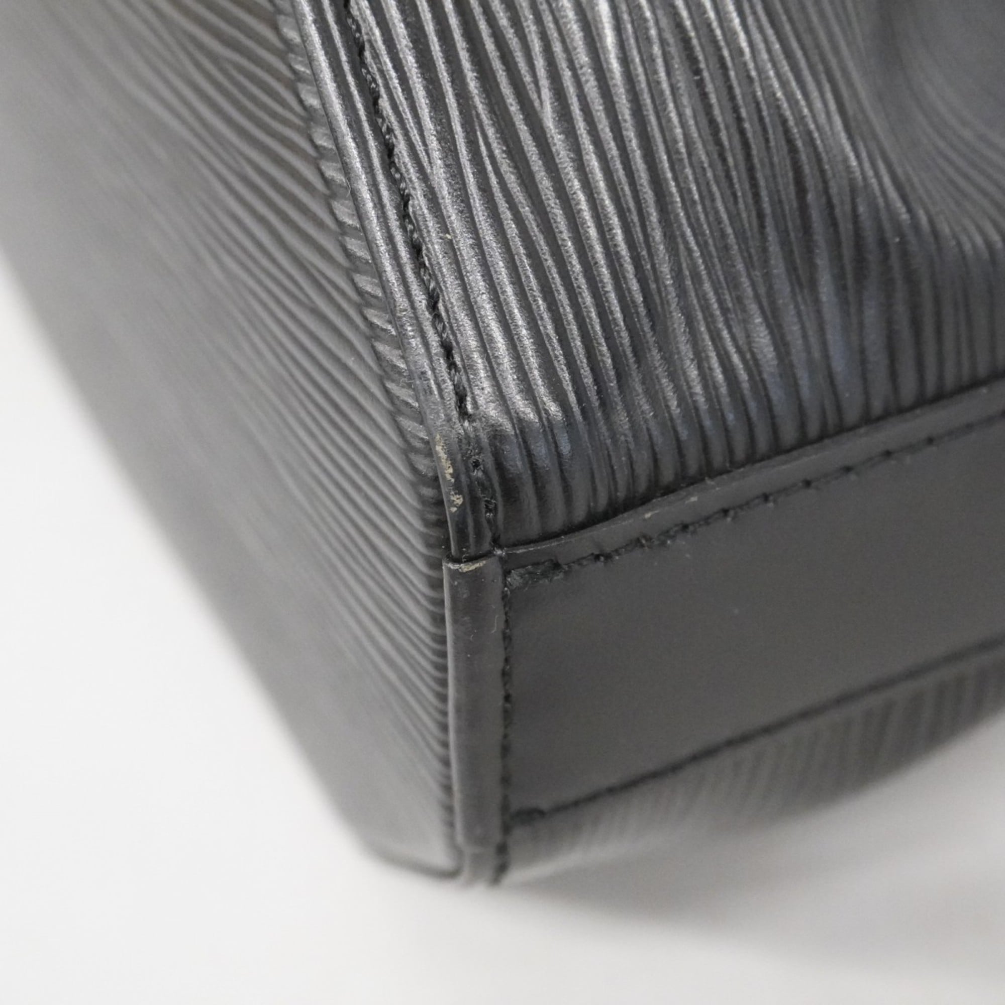 Louis Vuitton Noir Shoulder Bag (Pre-Owned)