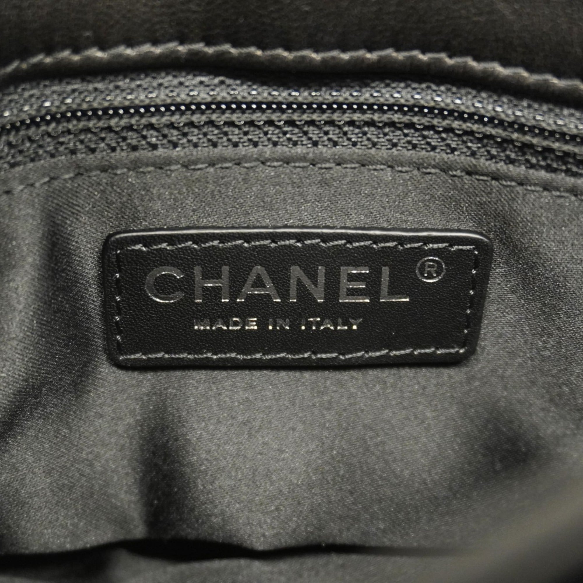Chanel Black Leather Shoulder Bag (Pre-Owned)