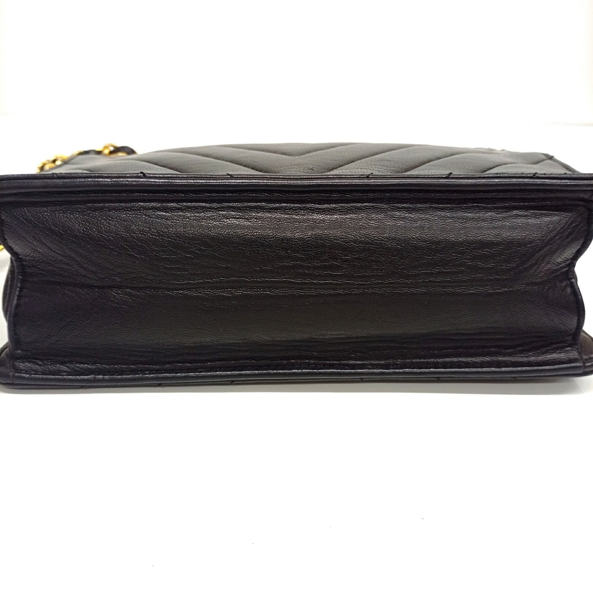 Chanel Black Leather Shoulder Bag (Pre-Owned)