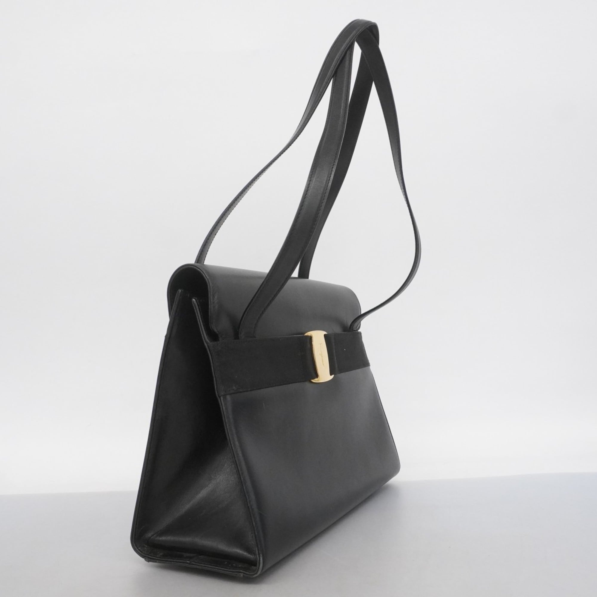 Salvatore Ferragamo Black Leather Shoulder Bag (Pre-Owned)