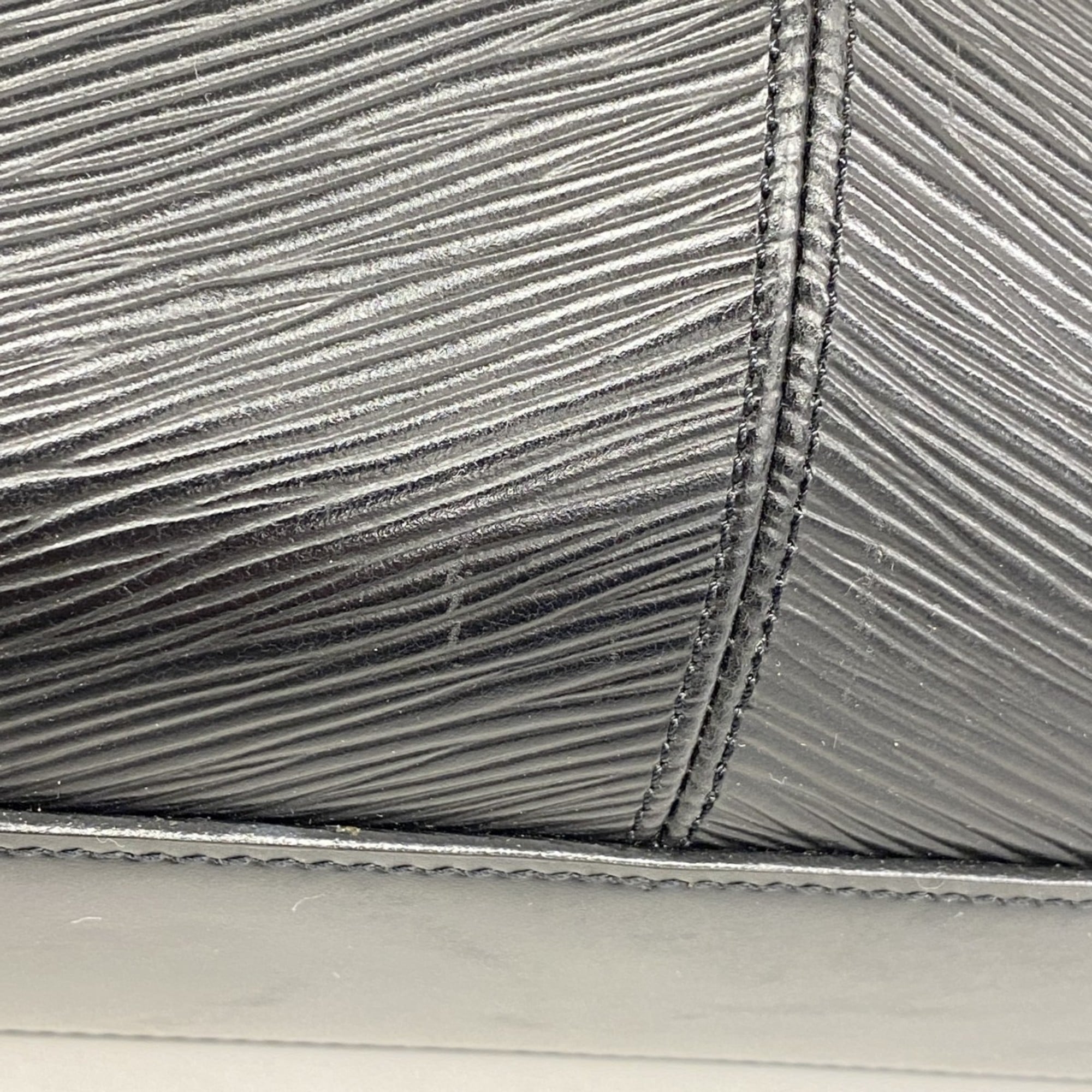 Louis Vuitton Noir Shoulder Bag (Pre-Owned)
