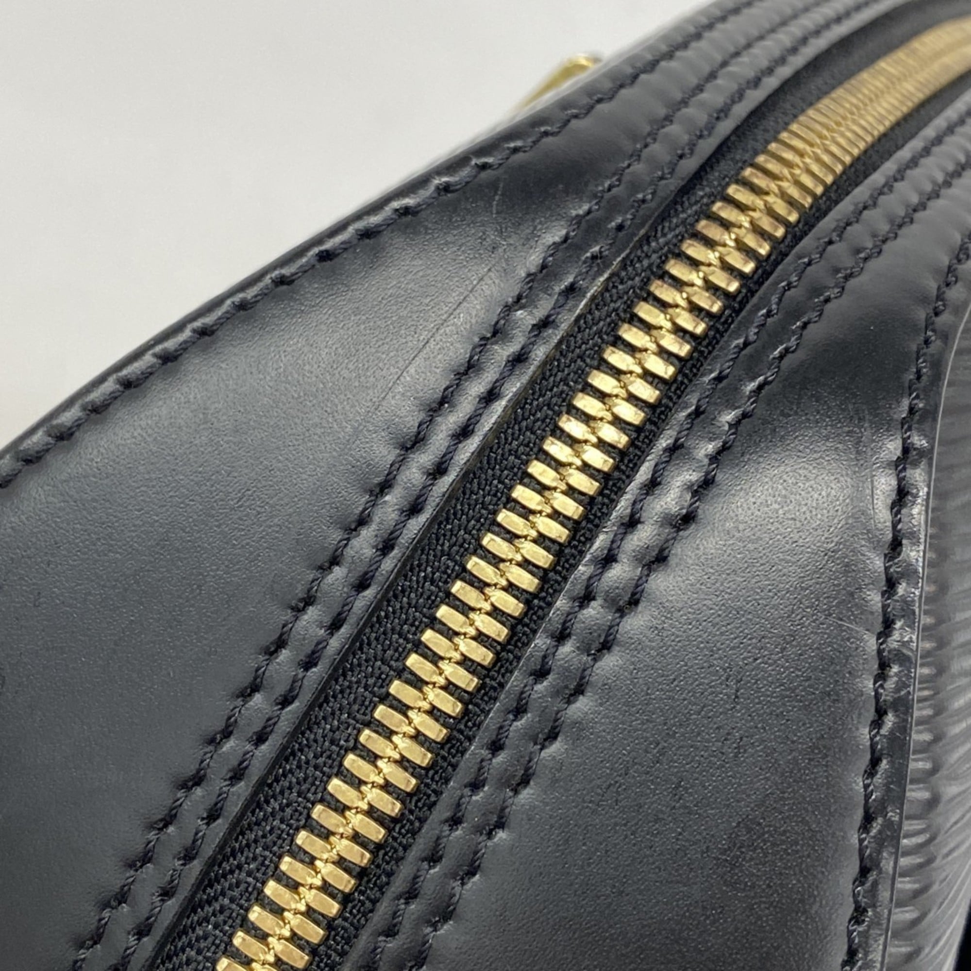 Louis Vuitton Noir Handbag (Pre-Owned)
