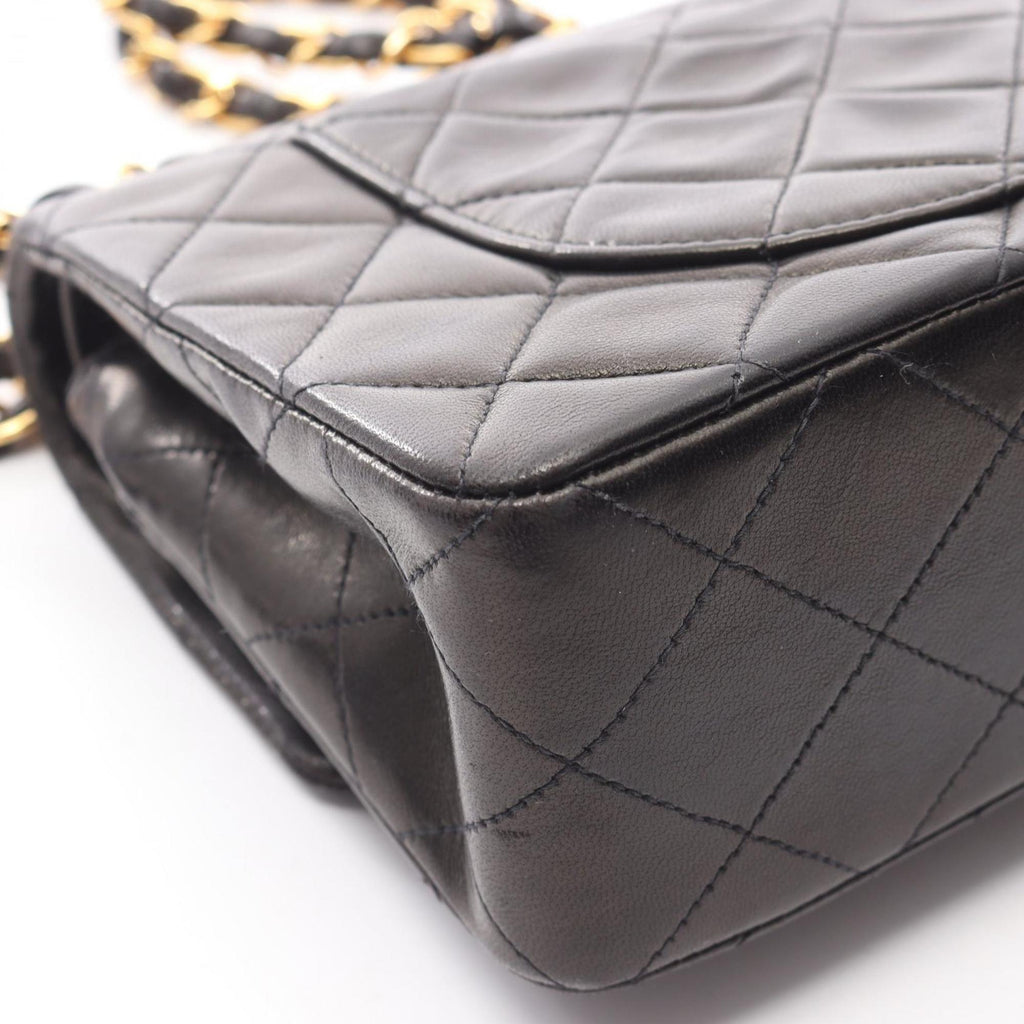 Chanel Black Leather Shoulder Bag (Pre-Owned)