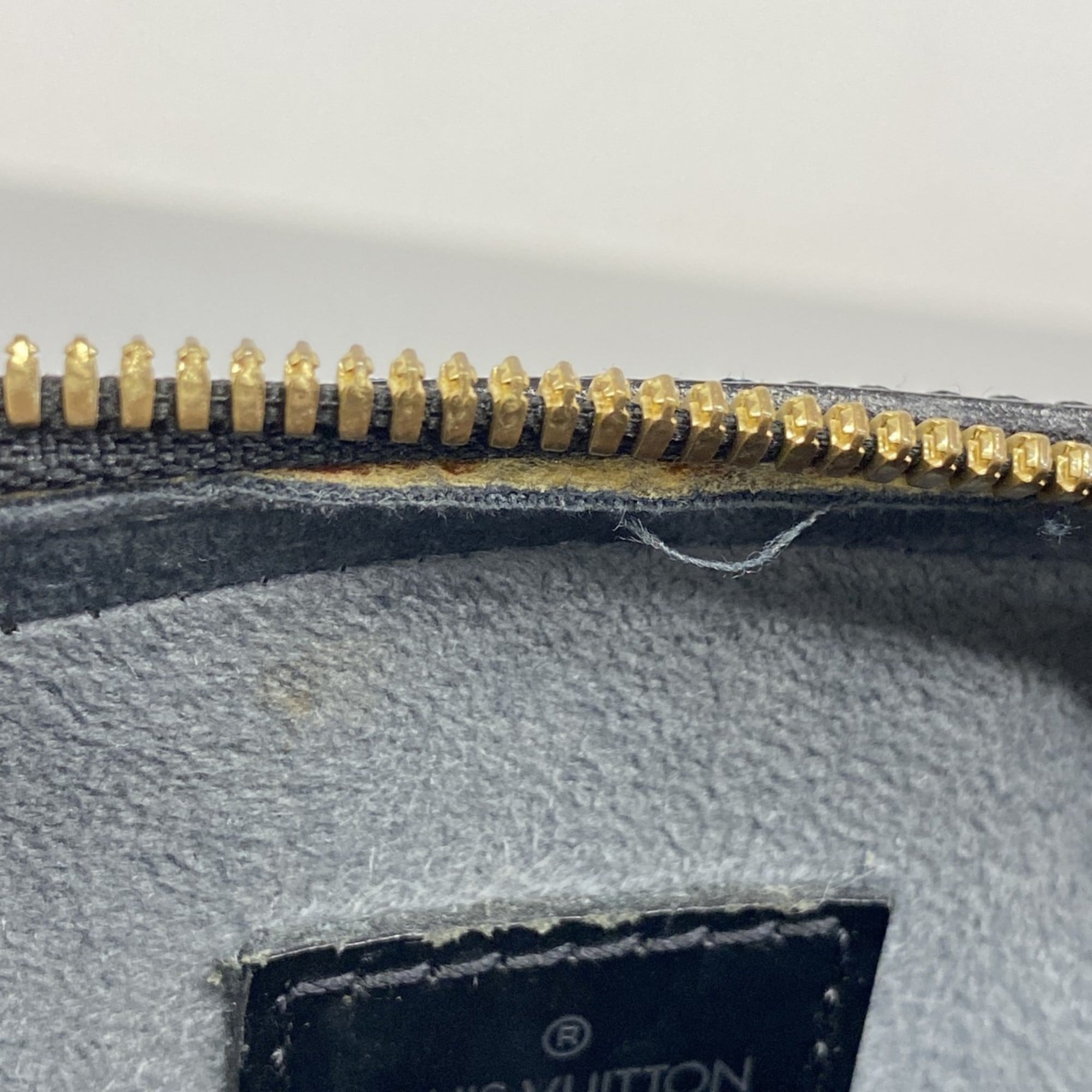Louis Vuitton Noir Handbag (Pre-Owned)