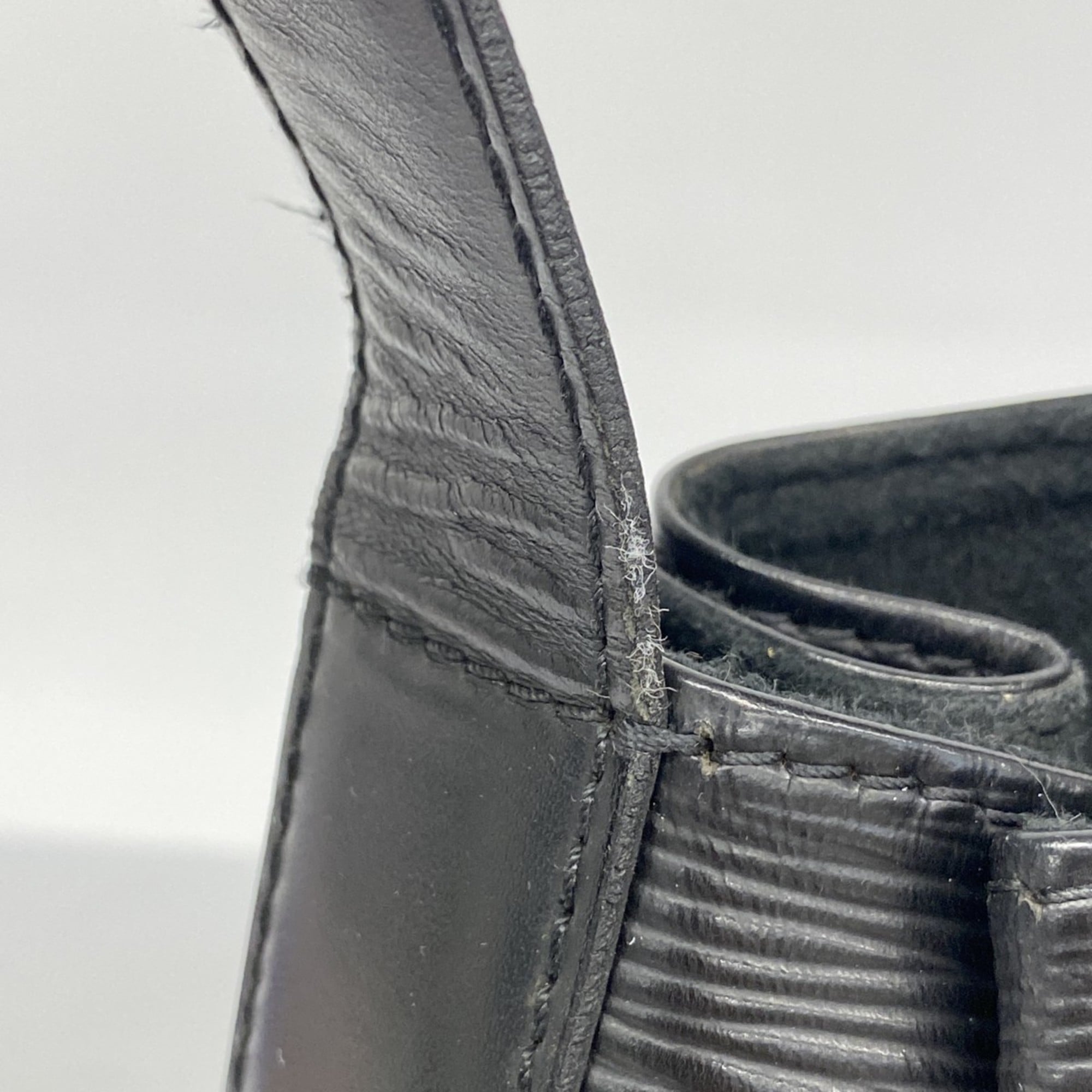 Louis Vuitton Noir Shoulder Bag (Pre-Owned)