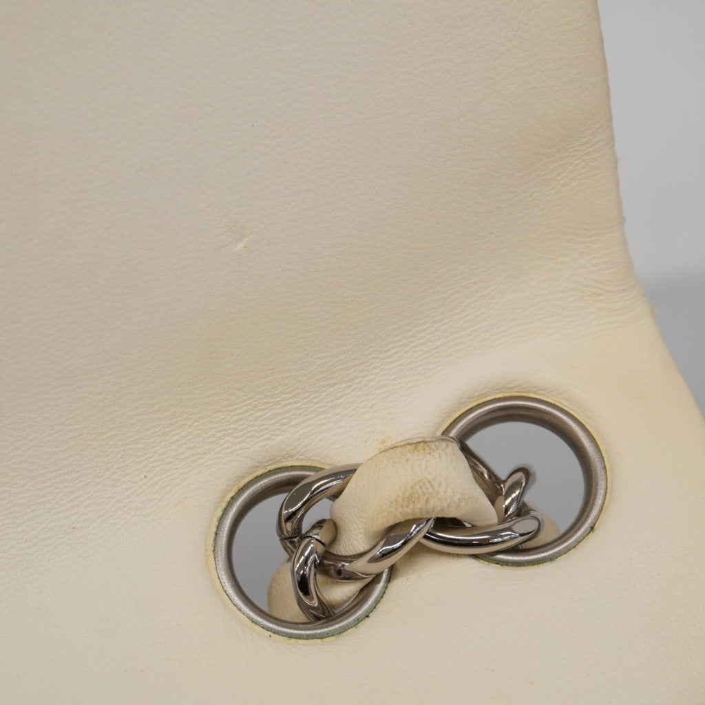 Chanel White Leather Shoulder Bag (Pre-Owned)