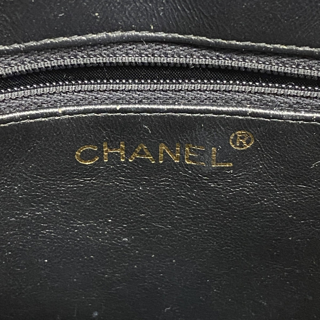 Chanel Black Leather Shoulder Bag (Pre-Owned)