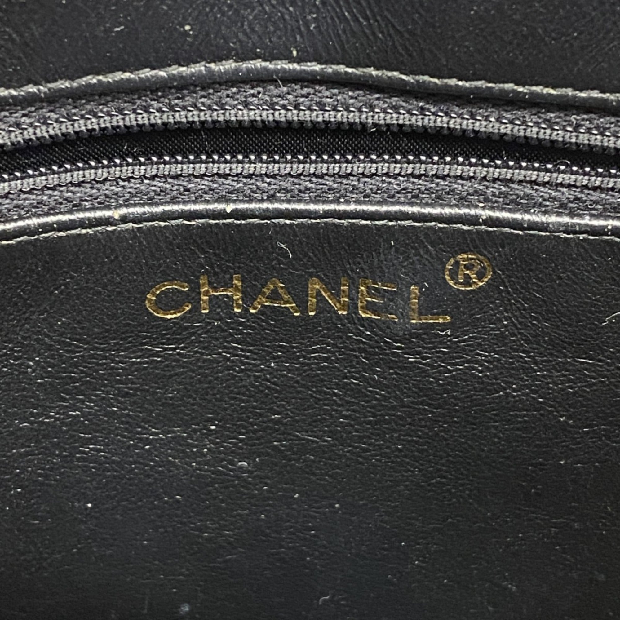 Chanel Black Leather Shoulder Bag (Pre-Owned)