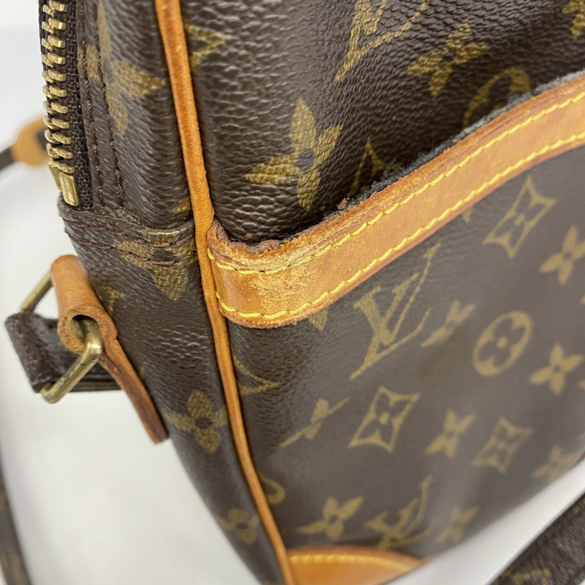Louis Vuitton Brown Shoulder Bag (Pre-Owned)