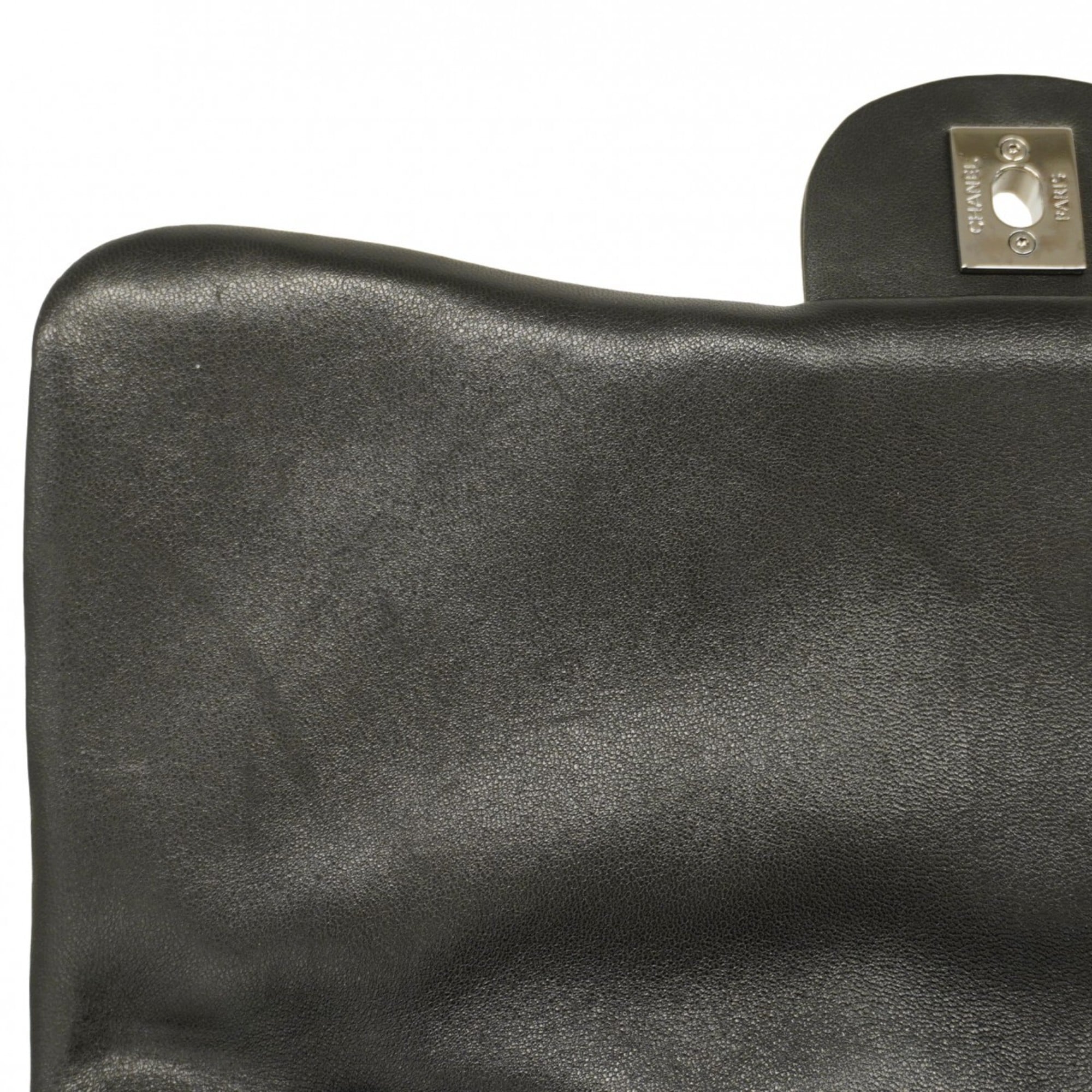 Chanel Black Leather Shoulder Bag (Pre-Owned)