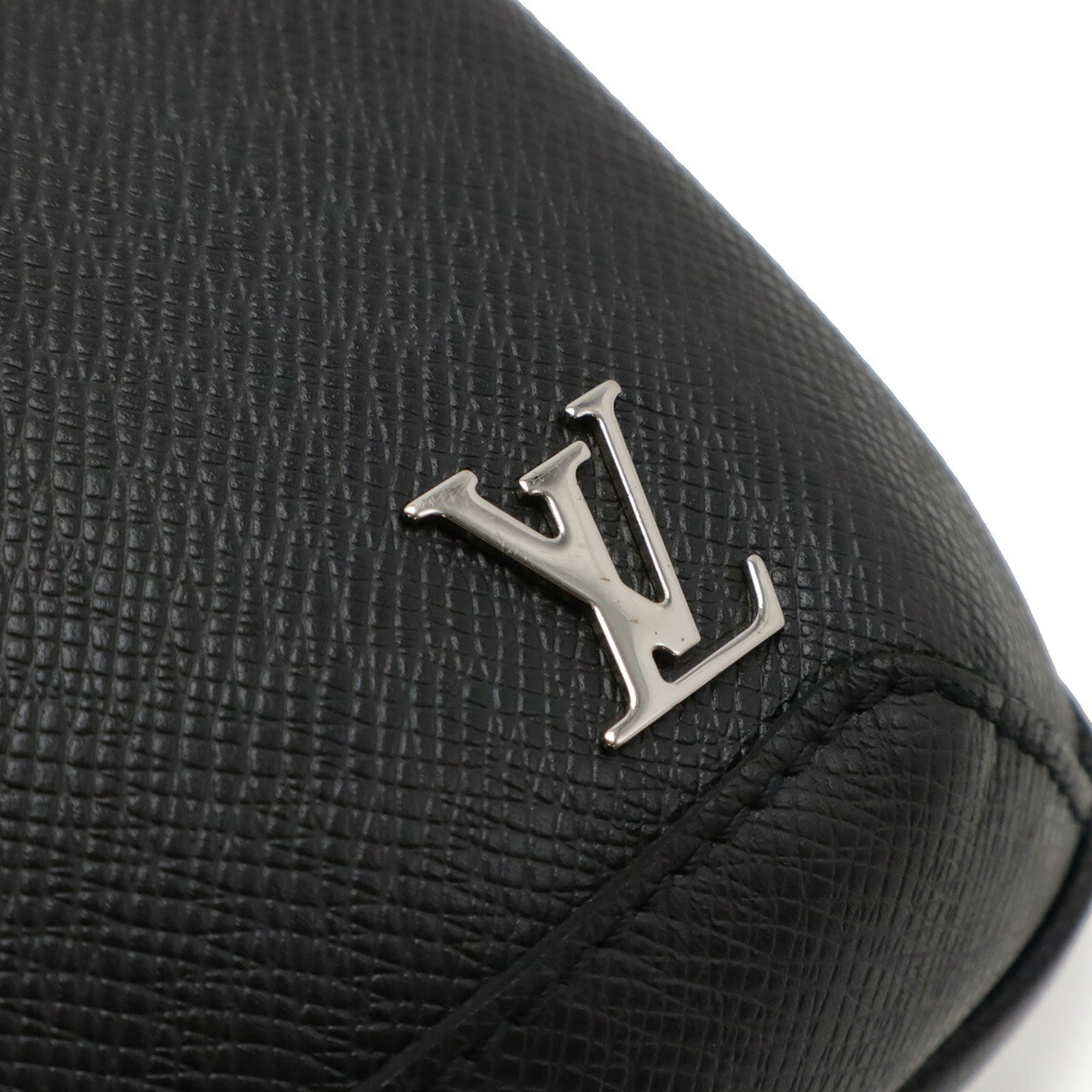 Louis Vuitton Taiga Black Noir Taiga Leather Shoulder Bag Sling Bag (Pre-Owned)