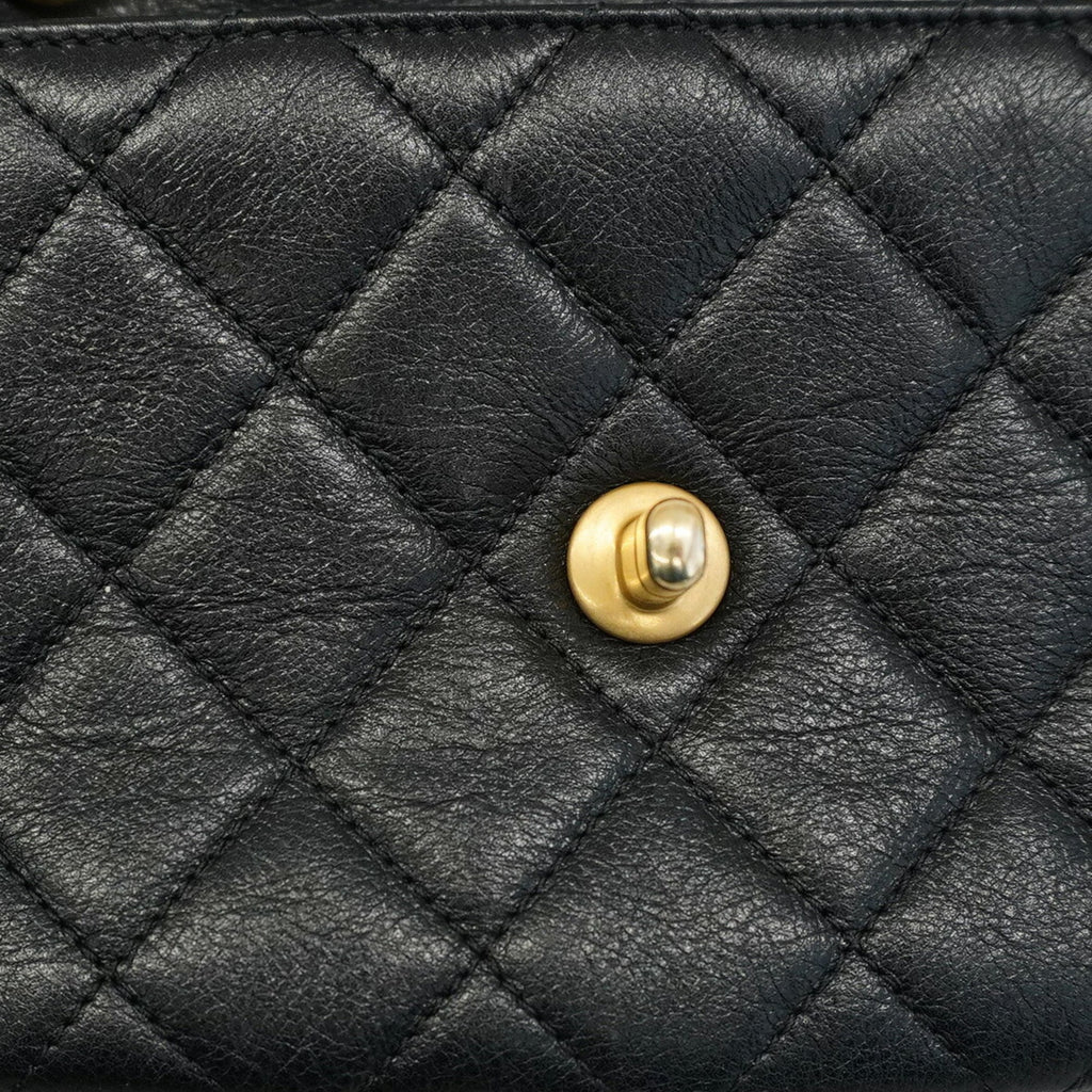 Chanel Black Leather Shoulder Bag (Pre-Owned)