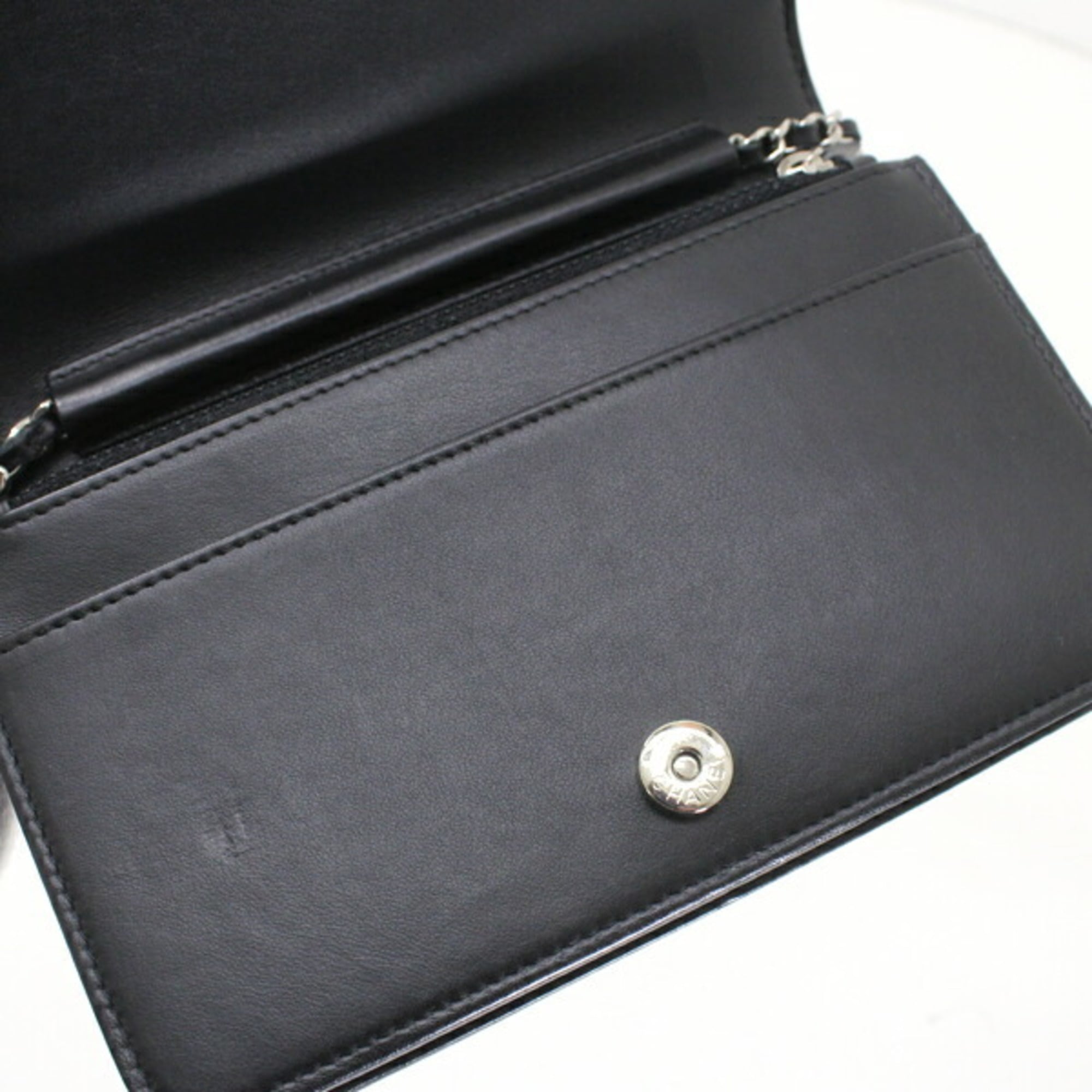 Chanel Black Leather Shoulder Bag (Pre-Owned)