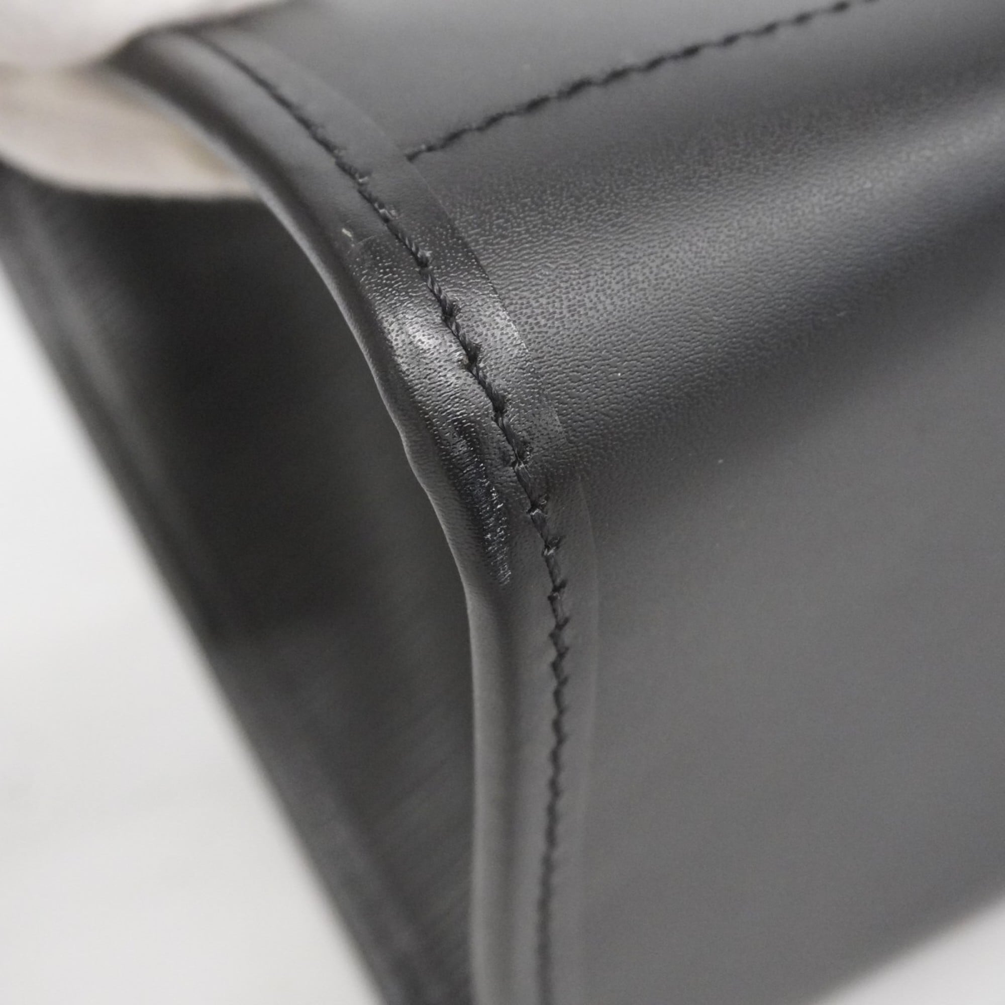 Louis Vuitton Noir Handbag (Pre-Owned)