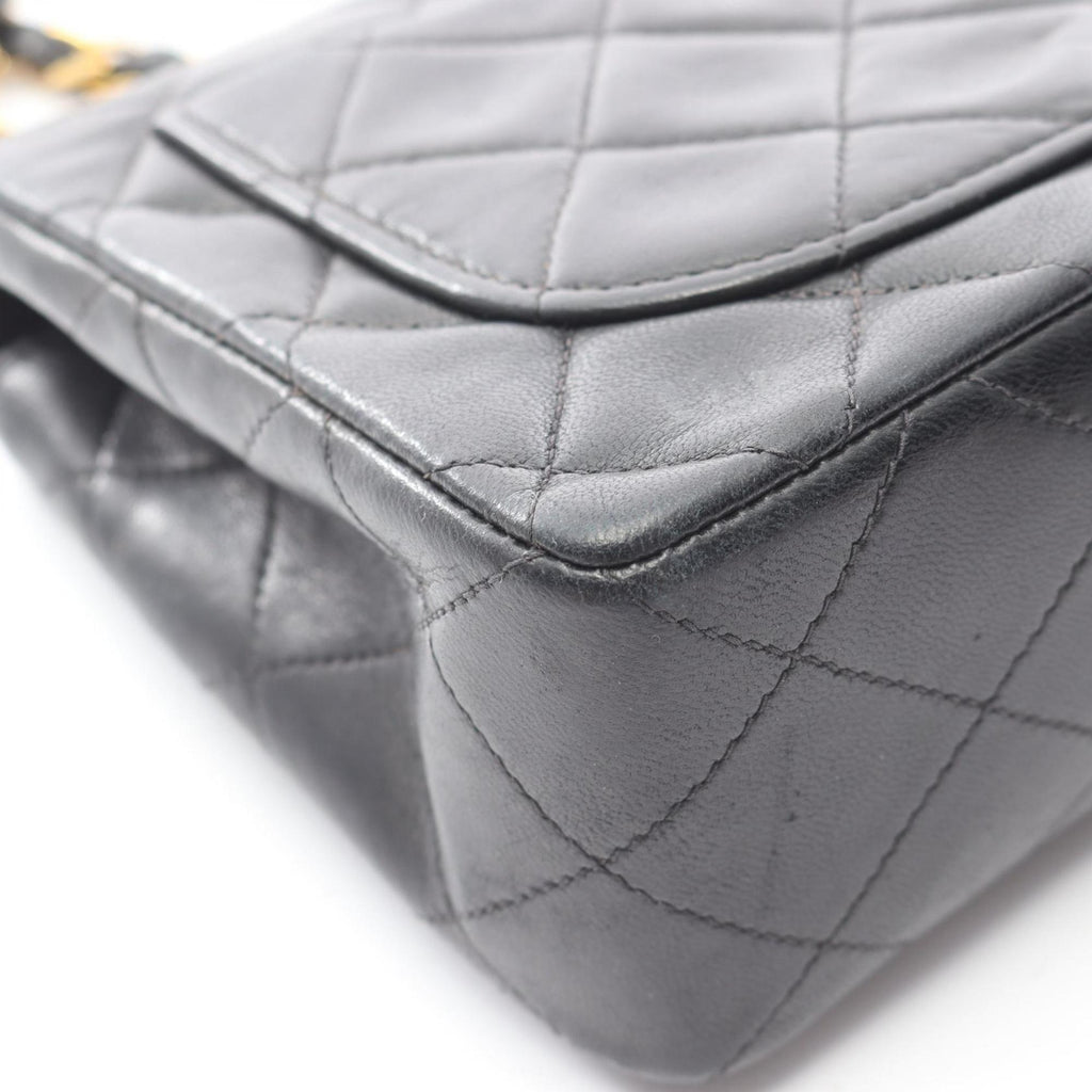 Chanel Black Leather Shoulder Bag (Pre-Owned)