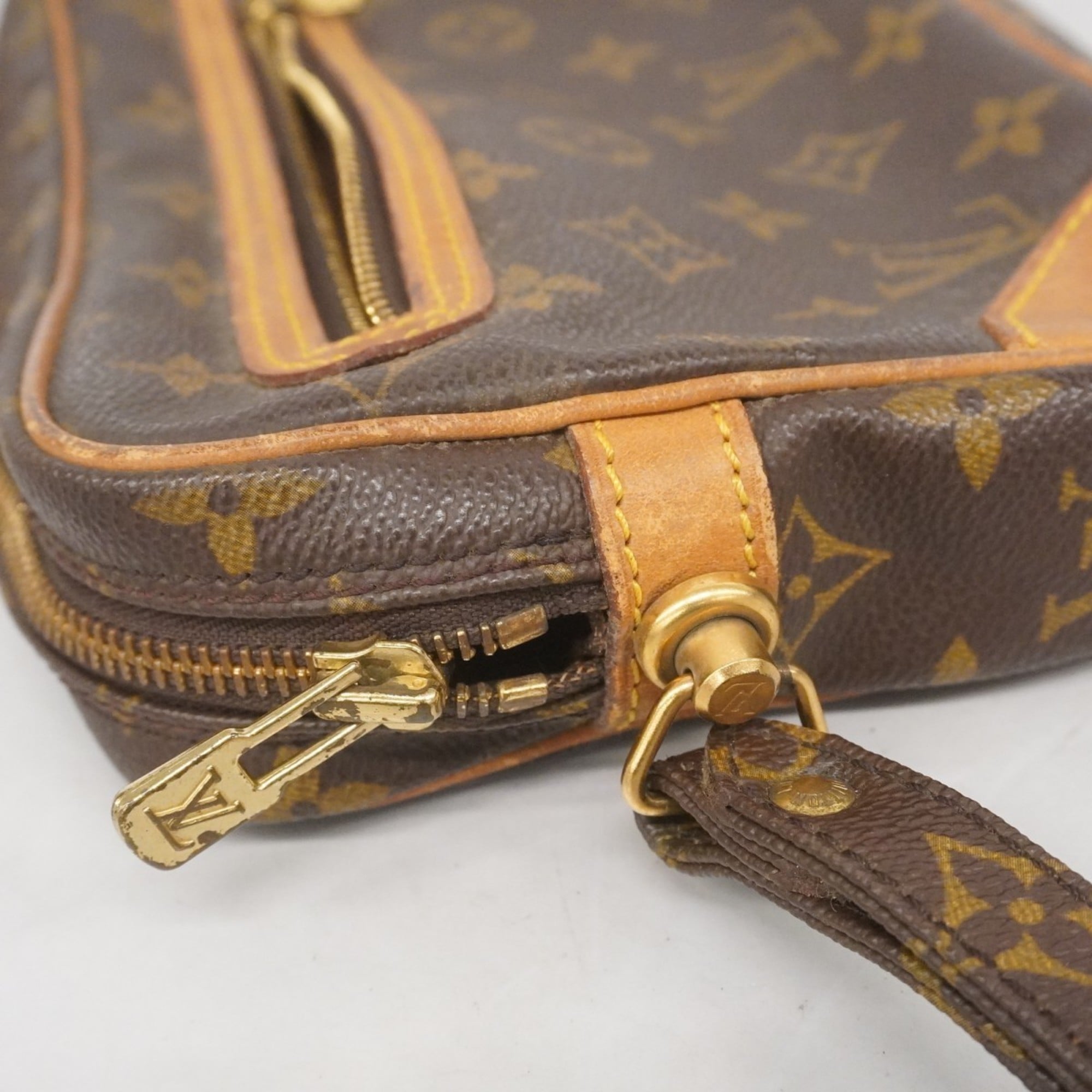 Louis Vuitton Brown Clutch Bag (Pre-Owned)
