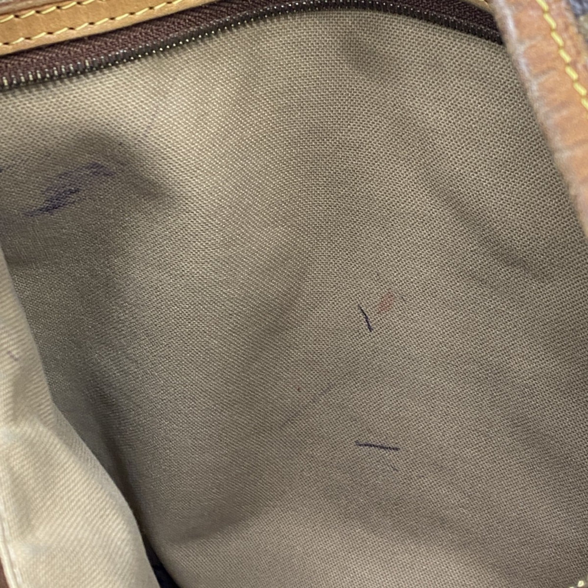 Louis Vuitton Brown Shoulder Bag (Pre-Owned)
