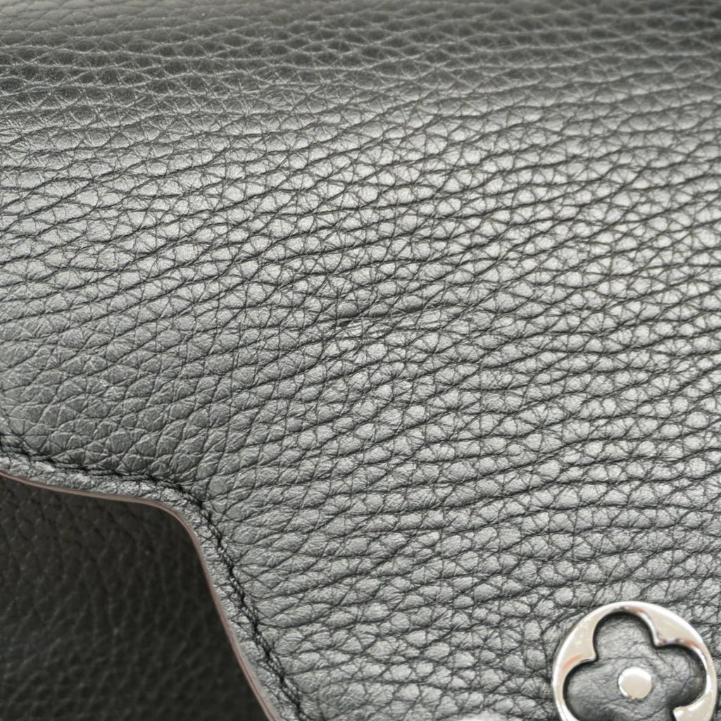 Louis Vuitton Noir Handbag (Pre-Owned)