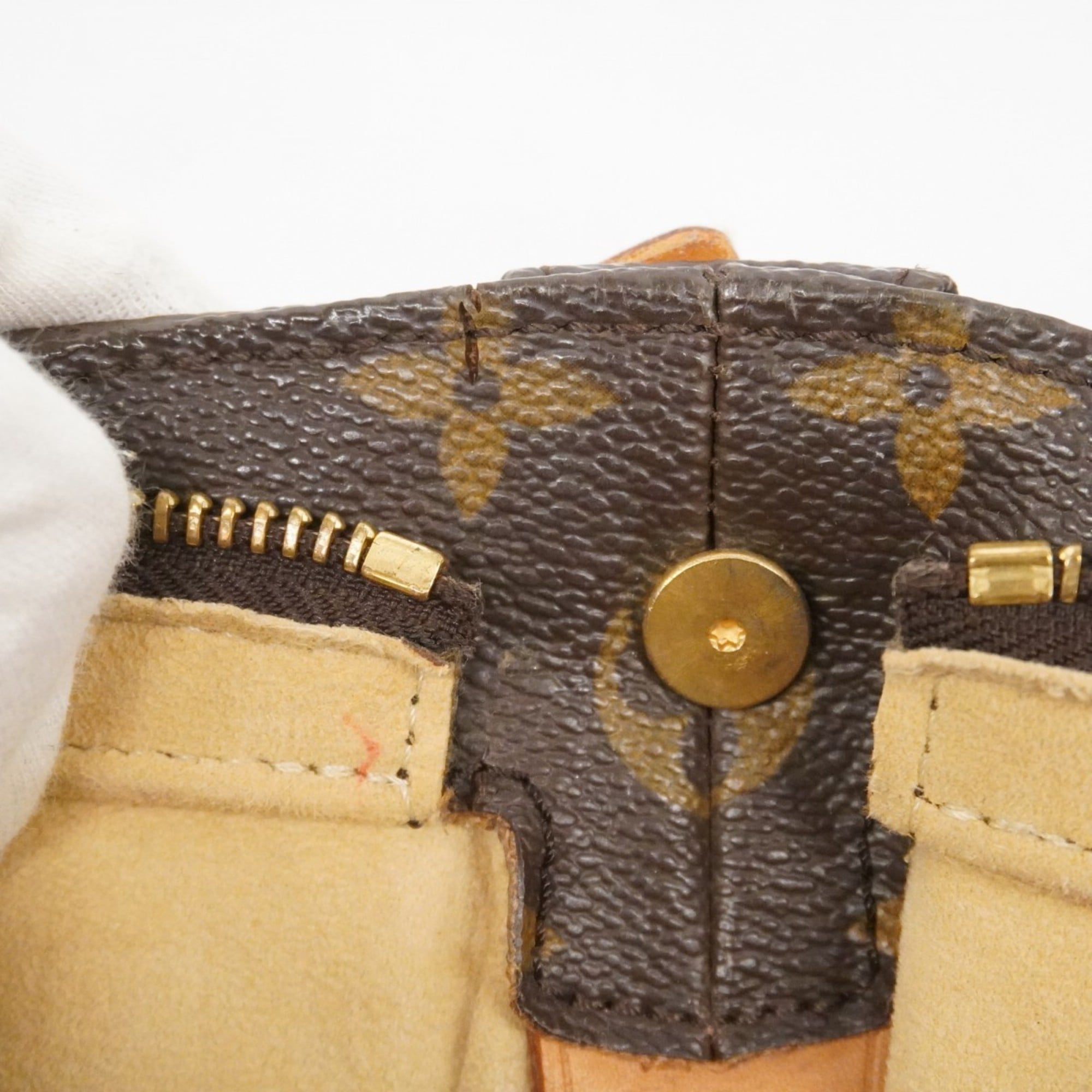 Louis Vuitton Brown Shoulder Bag (Pre-Owned)