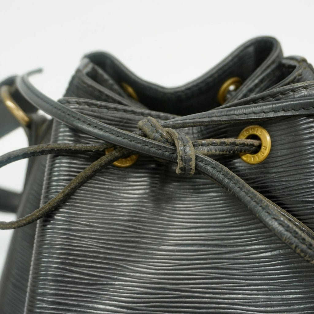 Louis Vuitton Noir Shoulder Bag (Pre-Owned)