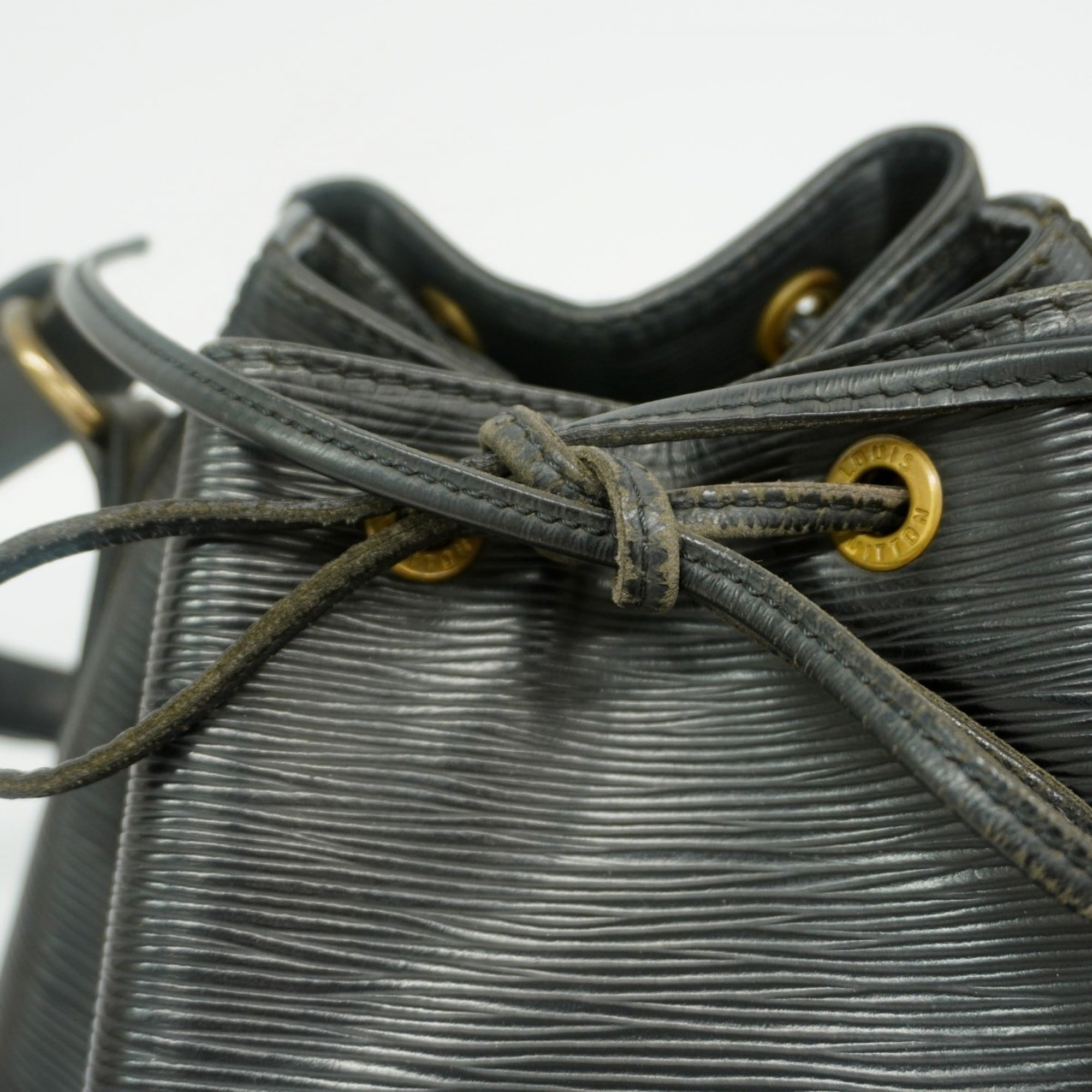 Louis Vuitton Noir Shoulder Bag (Pre-Owned)