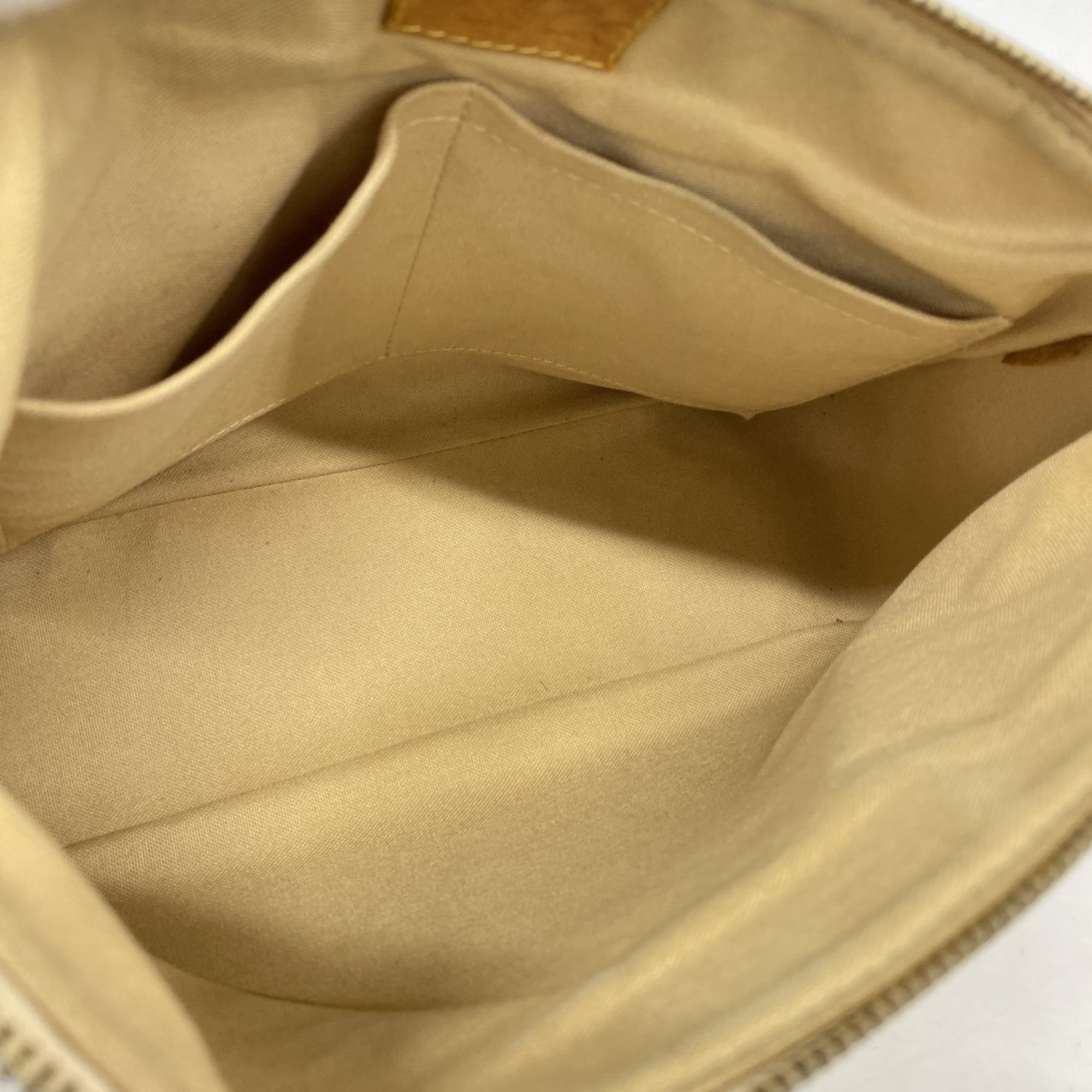 Louis Vuitton White Shoulder Bag (Pre-Owned)