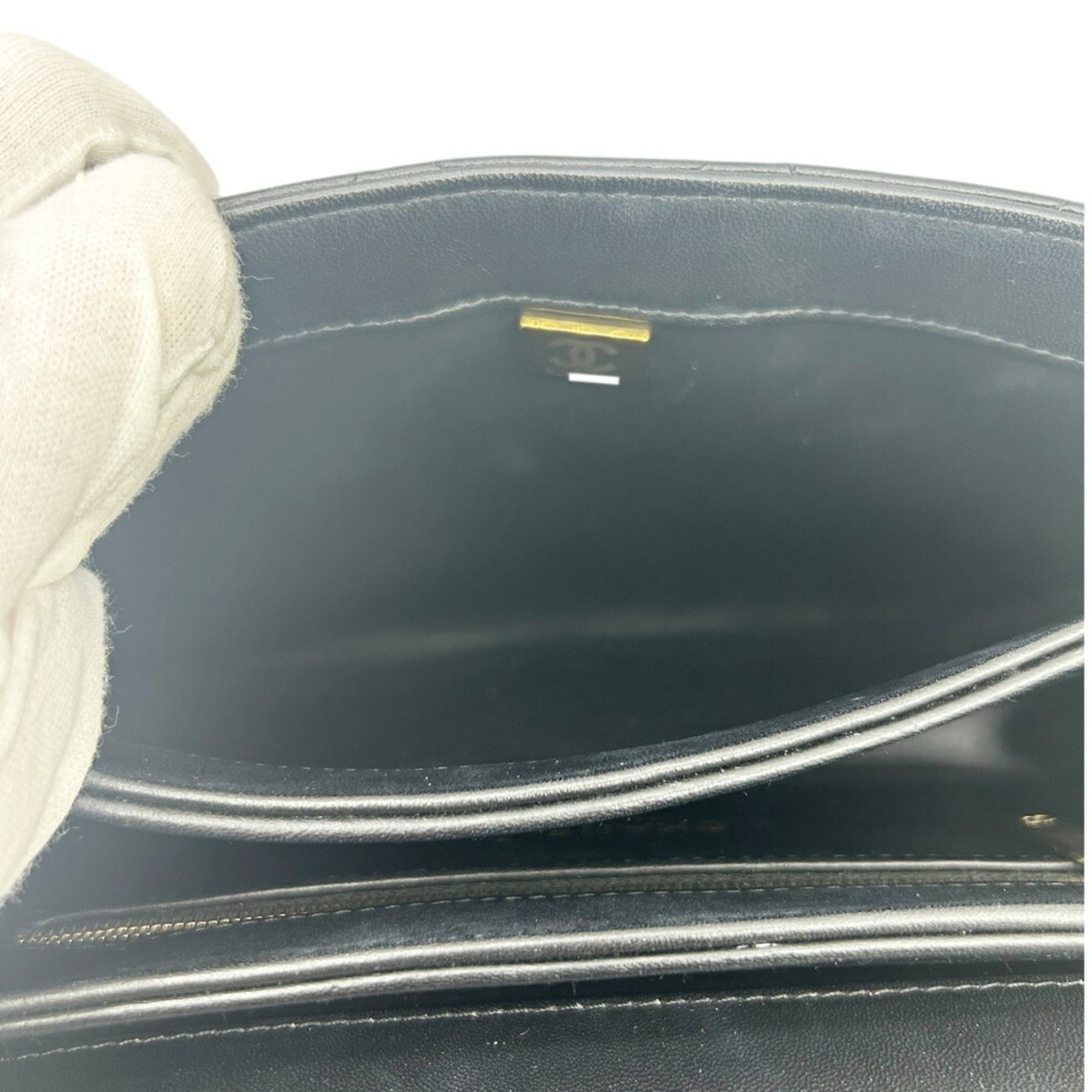 Chanel Black Leather Handbag (Pre-Owned)