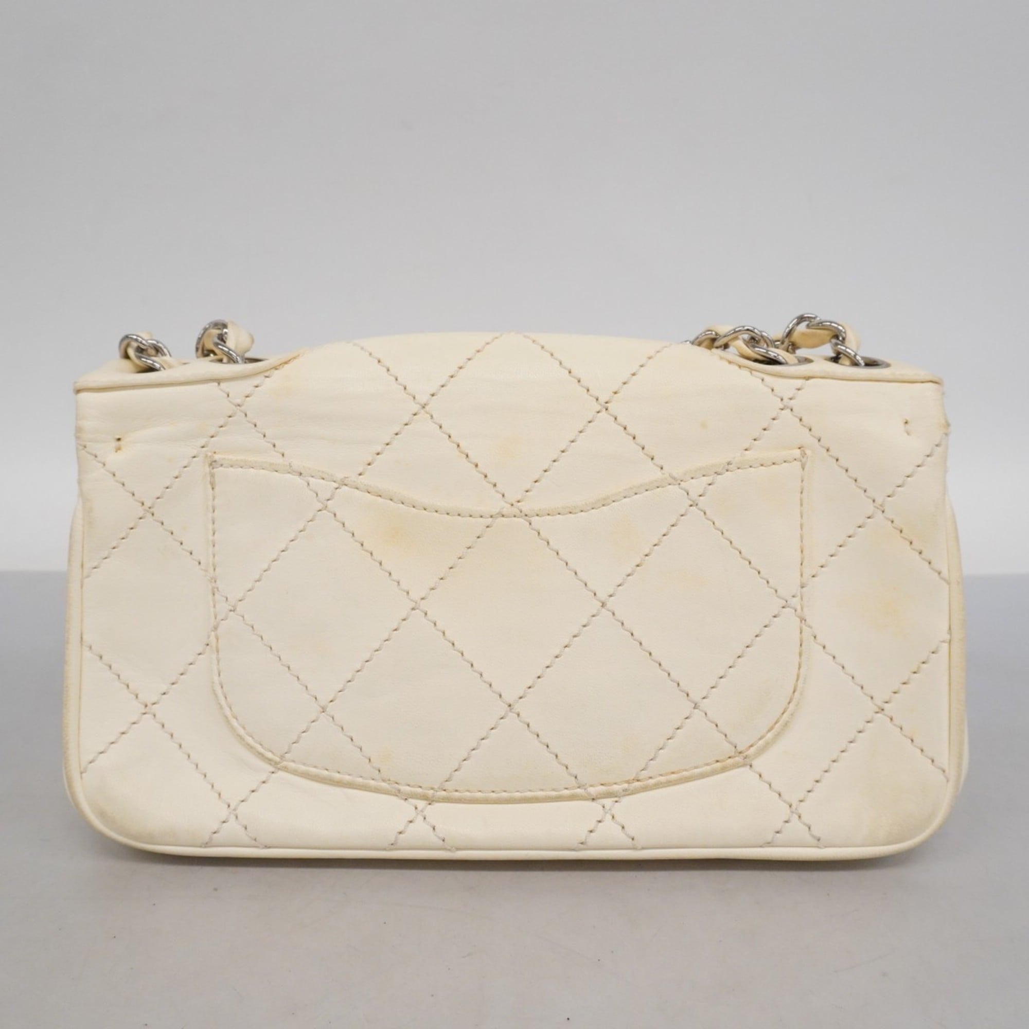 Chanel White Leather Shoulder Bag (Pre-Owned)