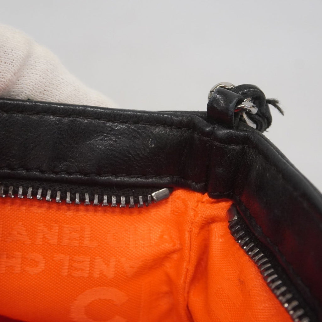 Chanel Black Leather Handbag (Pre-Owned)