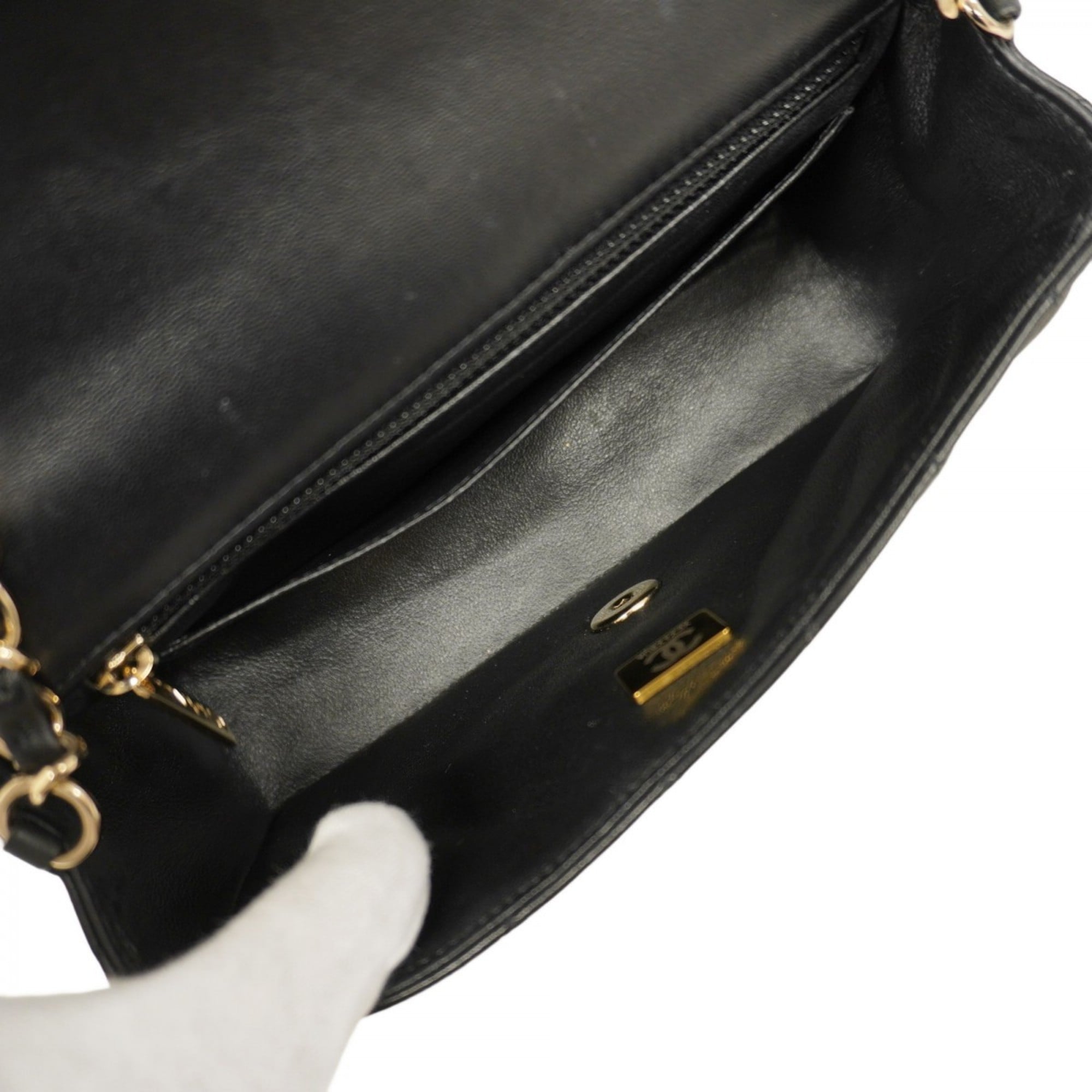Chanel Black Leather Shoulder Bag (Pre-Owned)