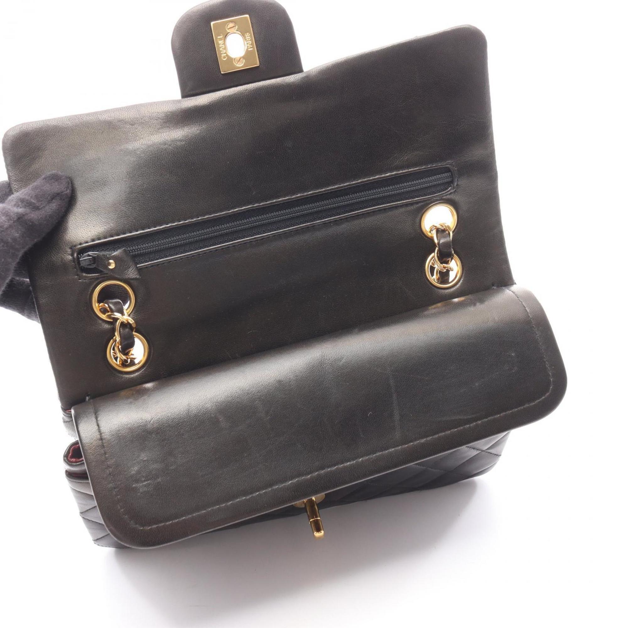 Chanel Black Leather Shoulder Bag (Pre-Owned)