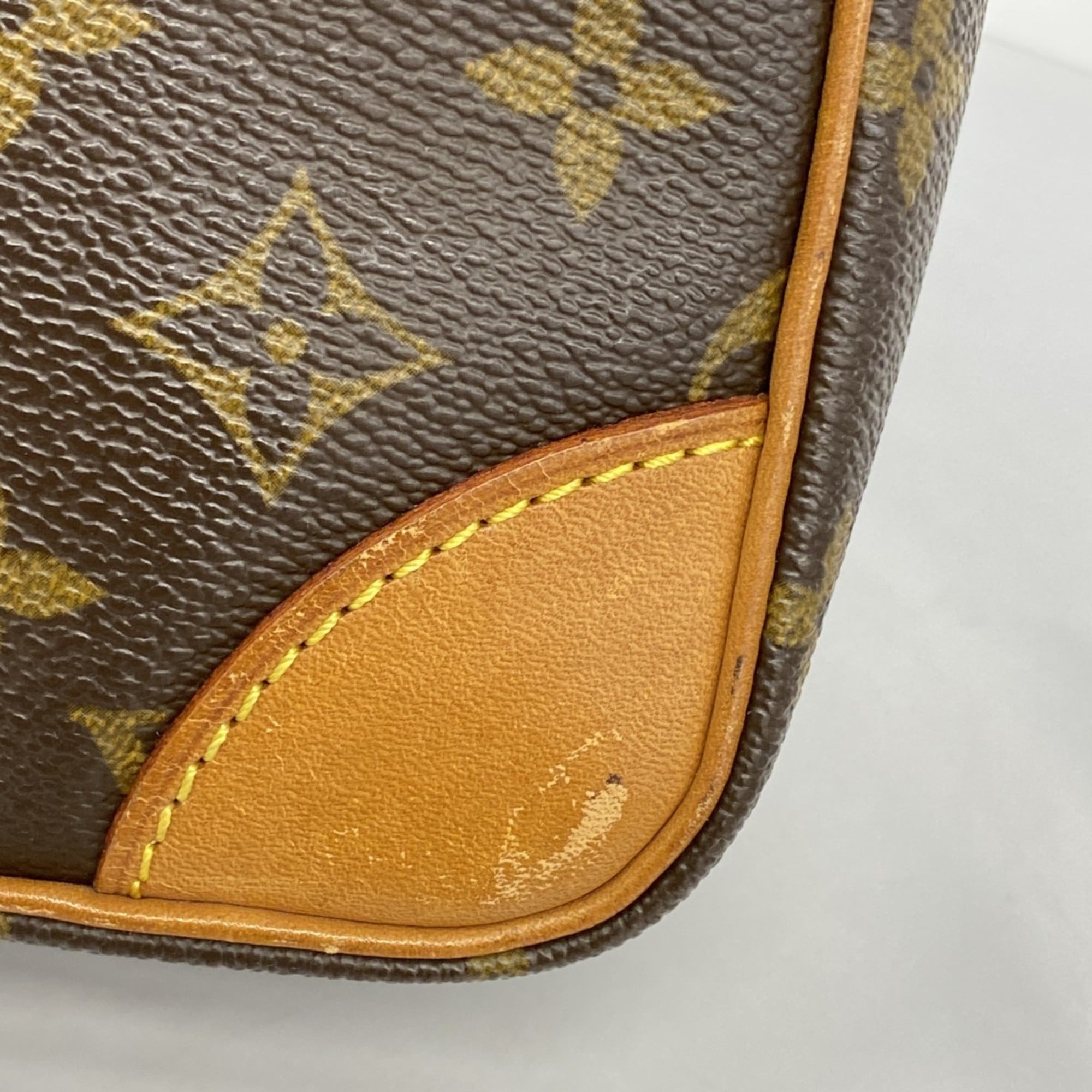 Louis Vuitton Brown Shoulder Bag (Pre-Owned)