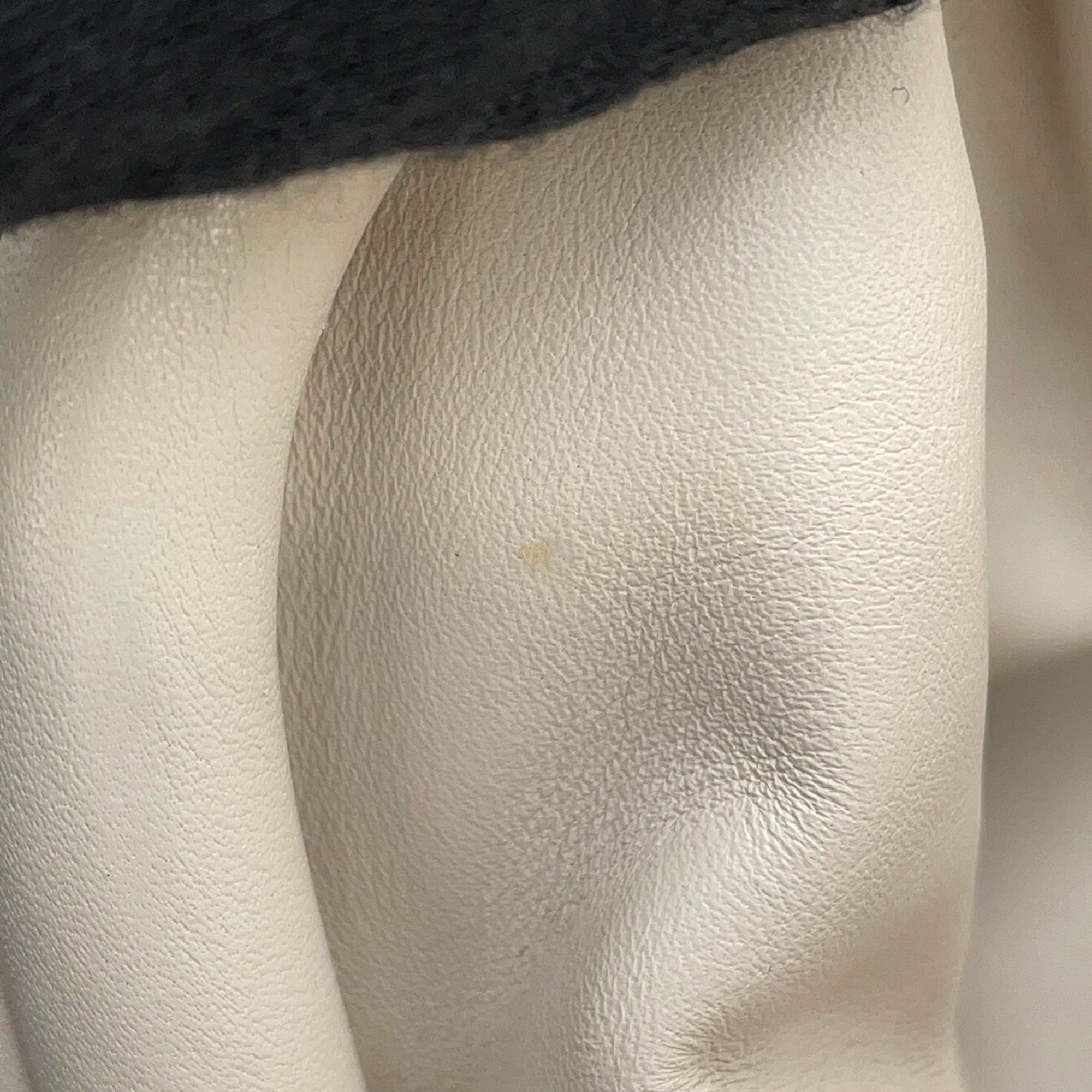 Bottega Veneta Ivory Leather Pouch Shoulder Bag (Pre-Owned)