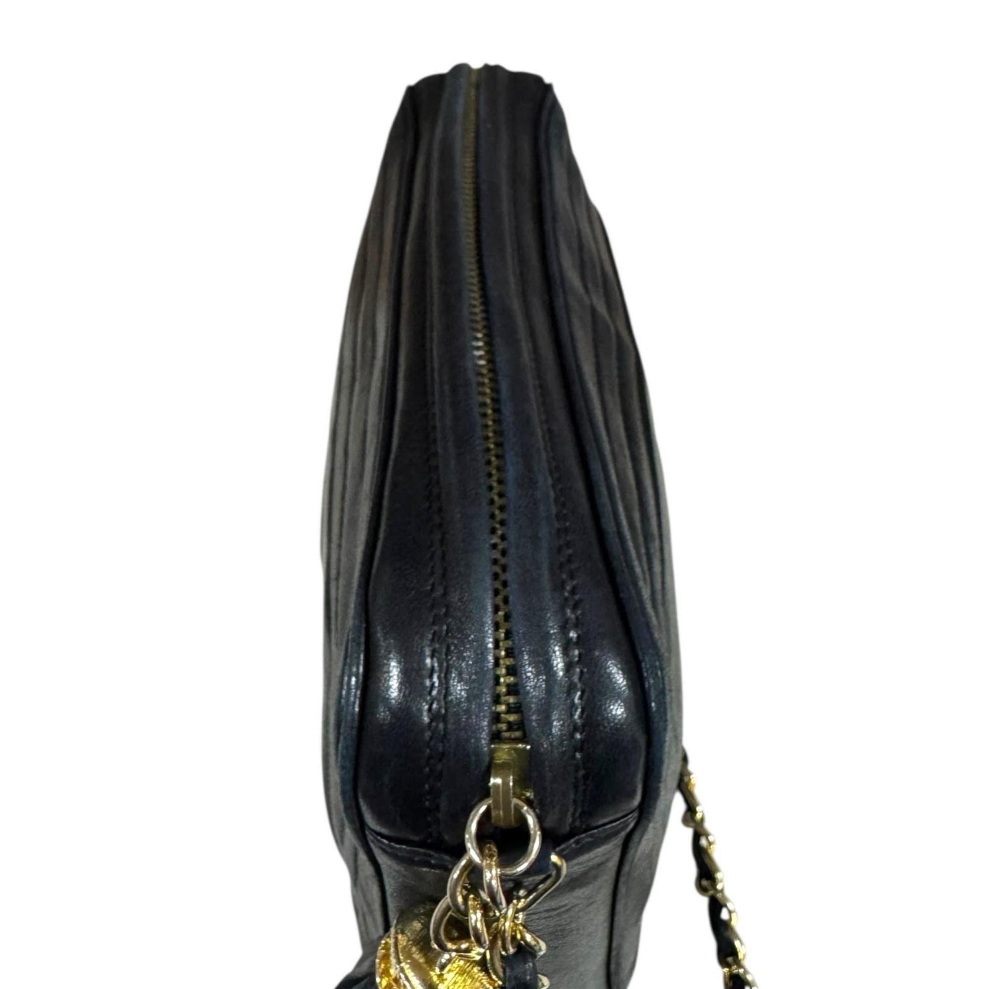 Chanel Black Leather Shoulder Bag (Pre-Owned)