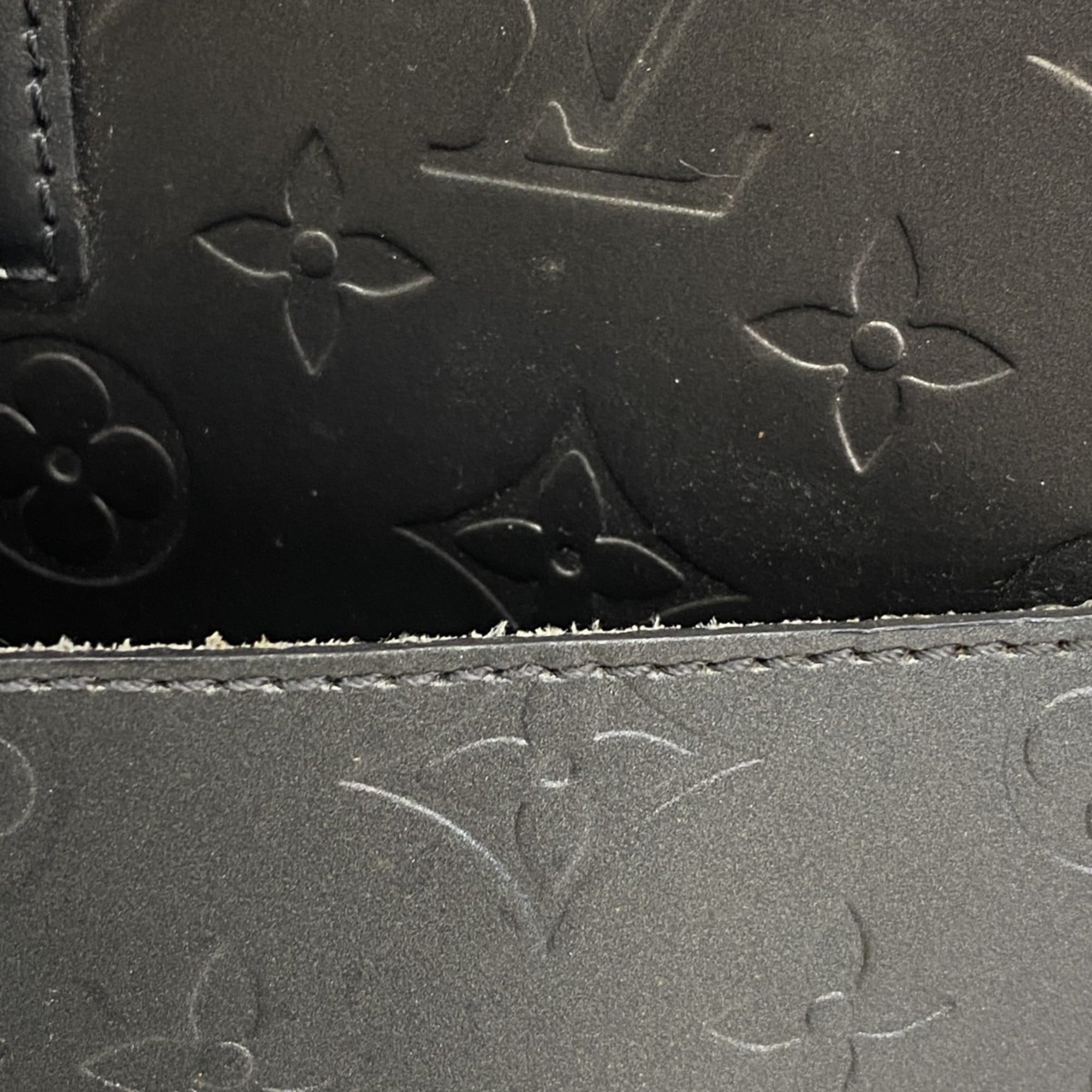 Louis Vuitton Noir Handbag (Pre-Owned)