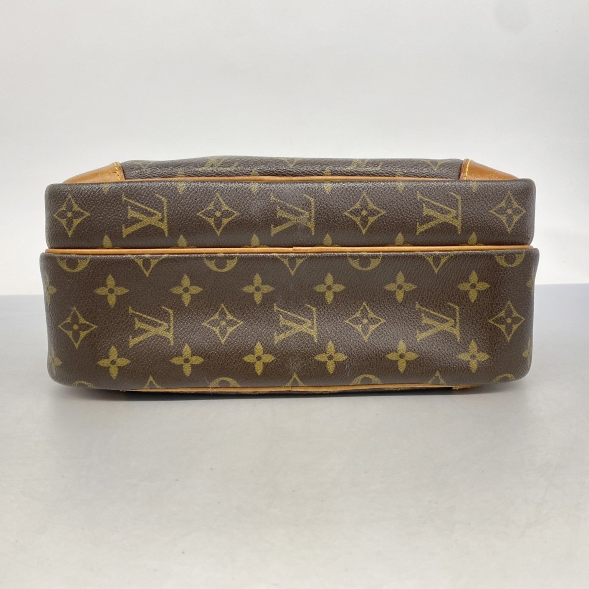 Louis Vuitton Brown Shoulder Bag (Pre-Owned)
