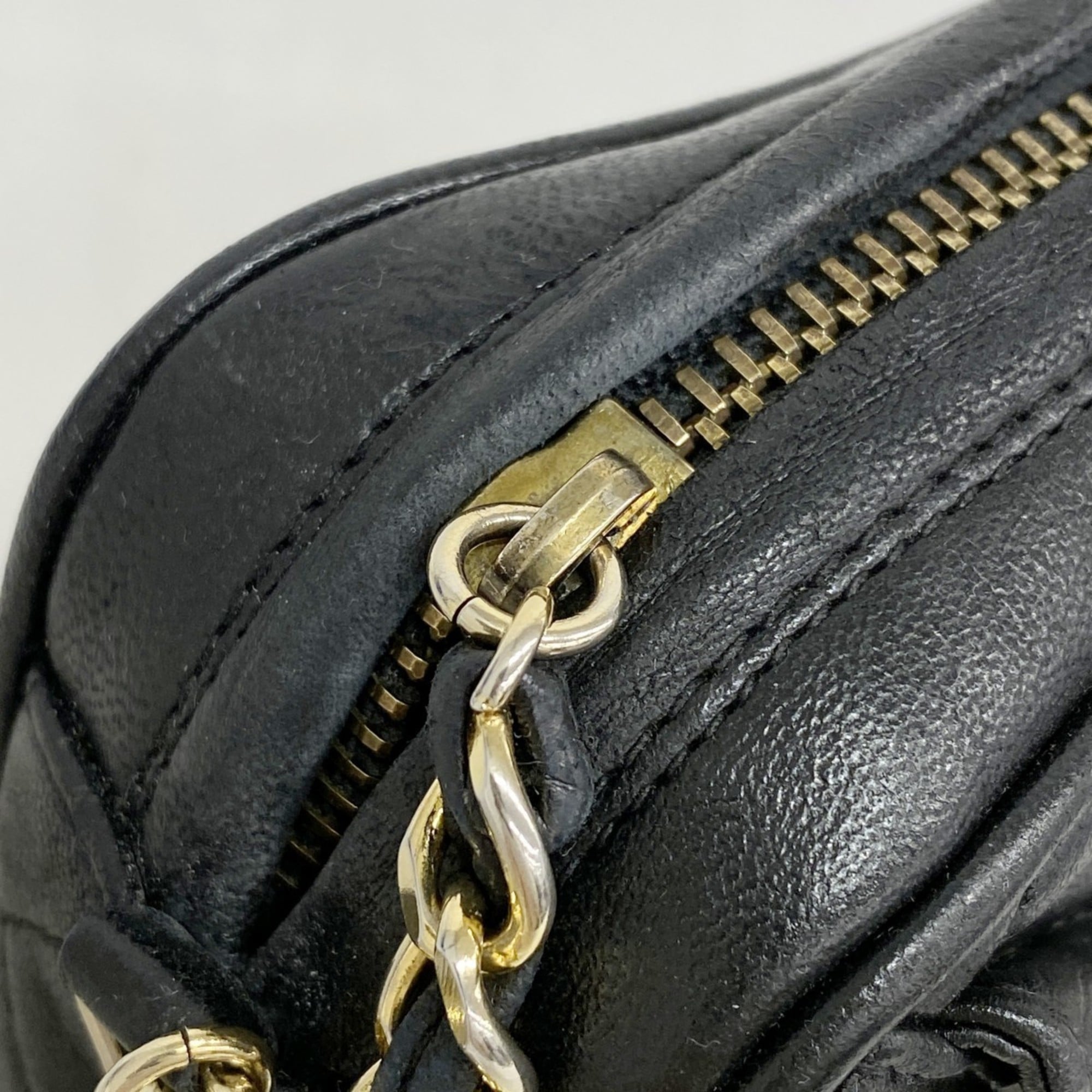 Chanel Black Leather Shoulder Bag (Pre-Owned)