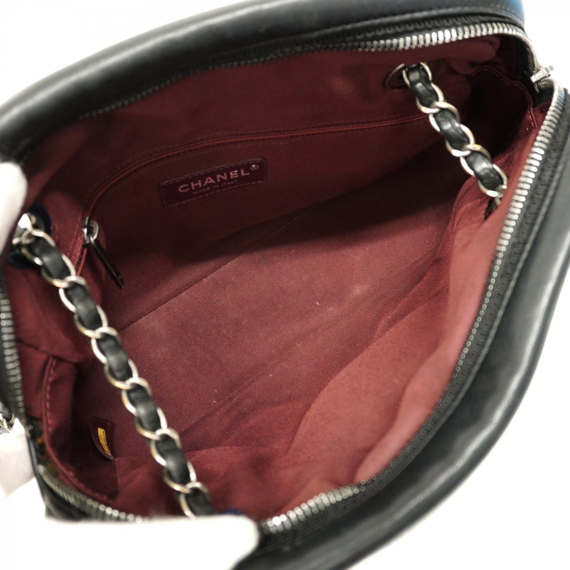 Chanel Black Leather Shoulder Bag (Pre-Owned)