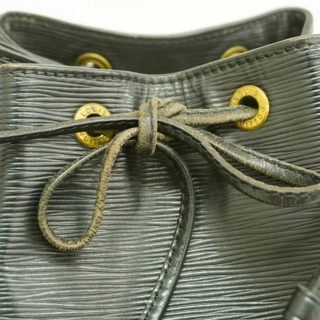 Louis Vuitton Noir Shoulder Bag (Pre-Owned)
