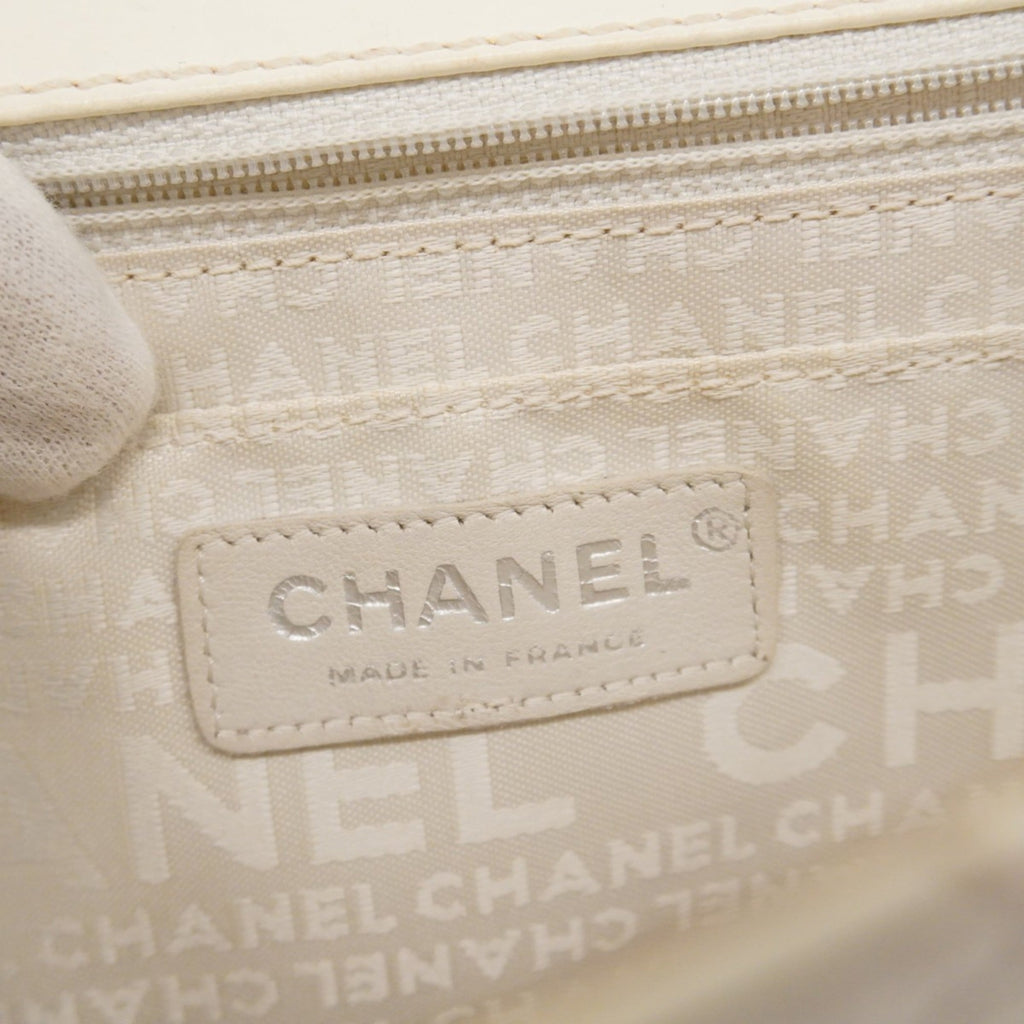 Chanel White Leather Shoulder Bag (Pre-Owned)