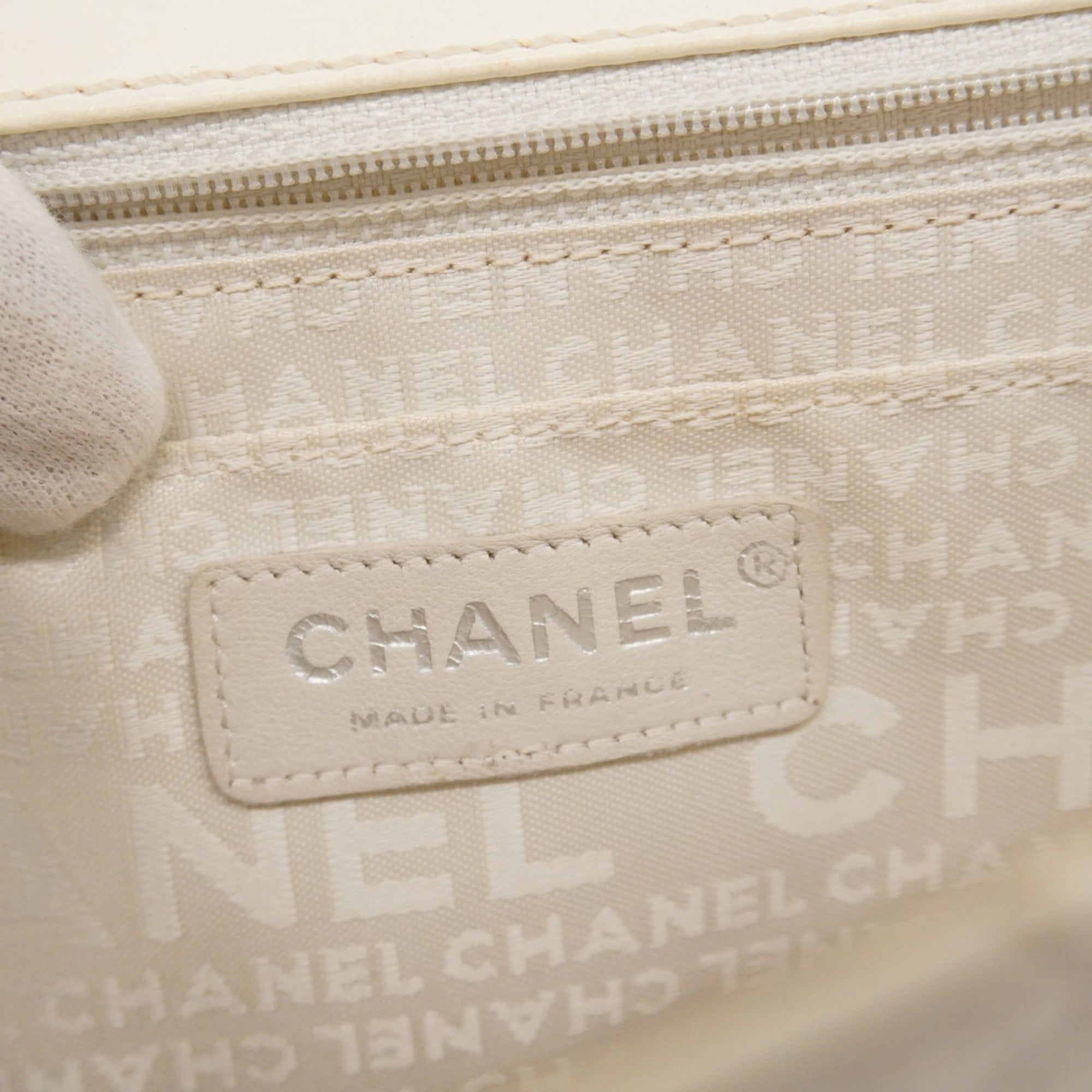 Chanel White Leather Shoulder Bag (Pre-Owned)