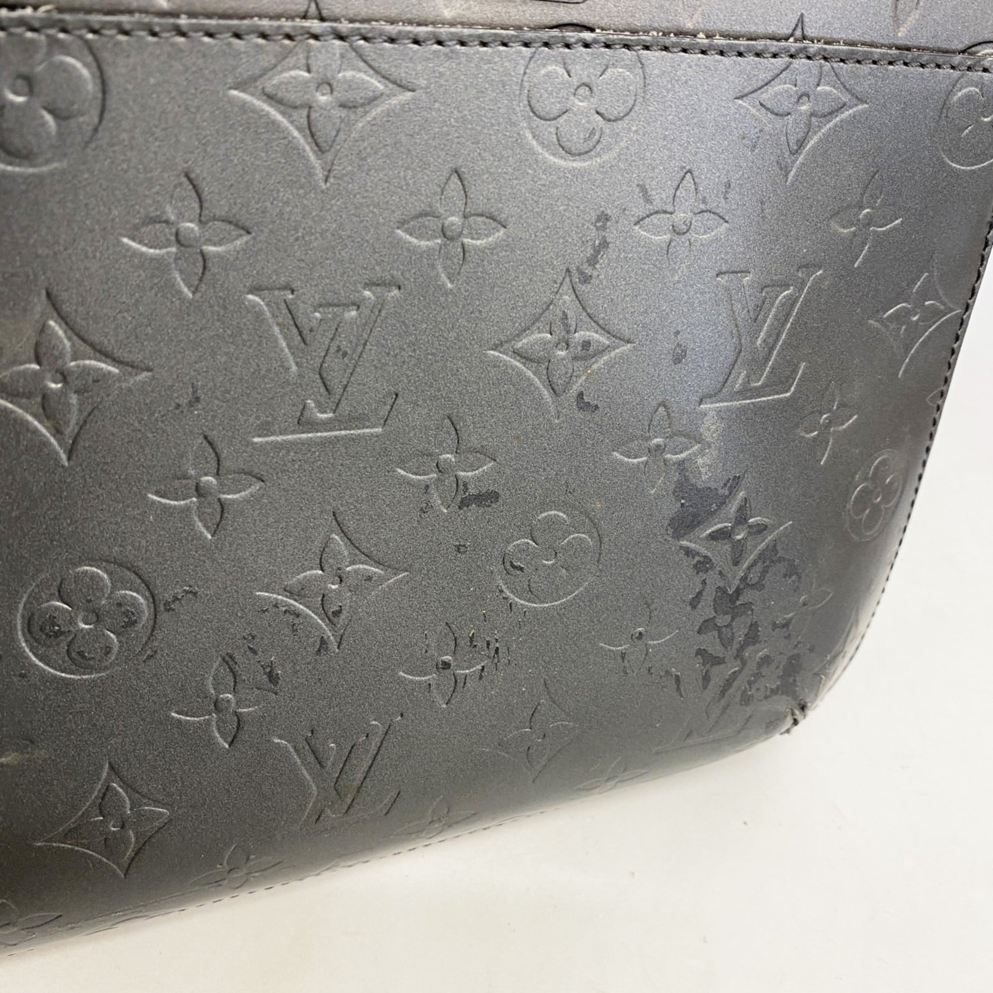 Louis Vuitton Noir Handbag (Pre-Owned)
