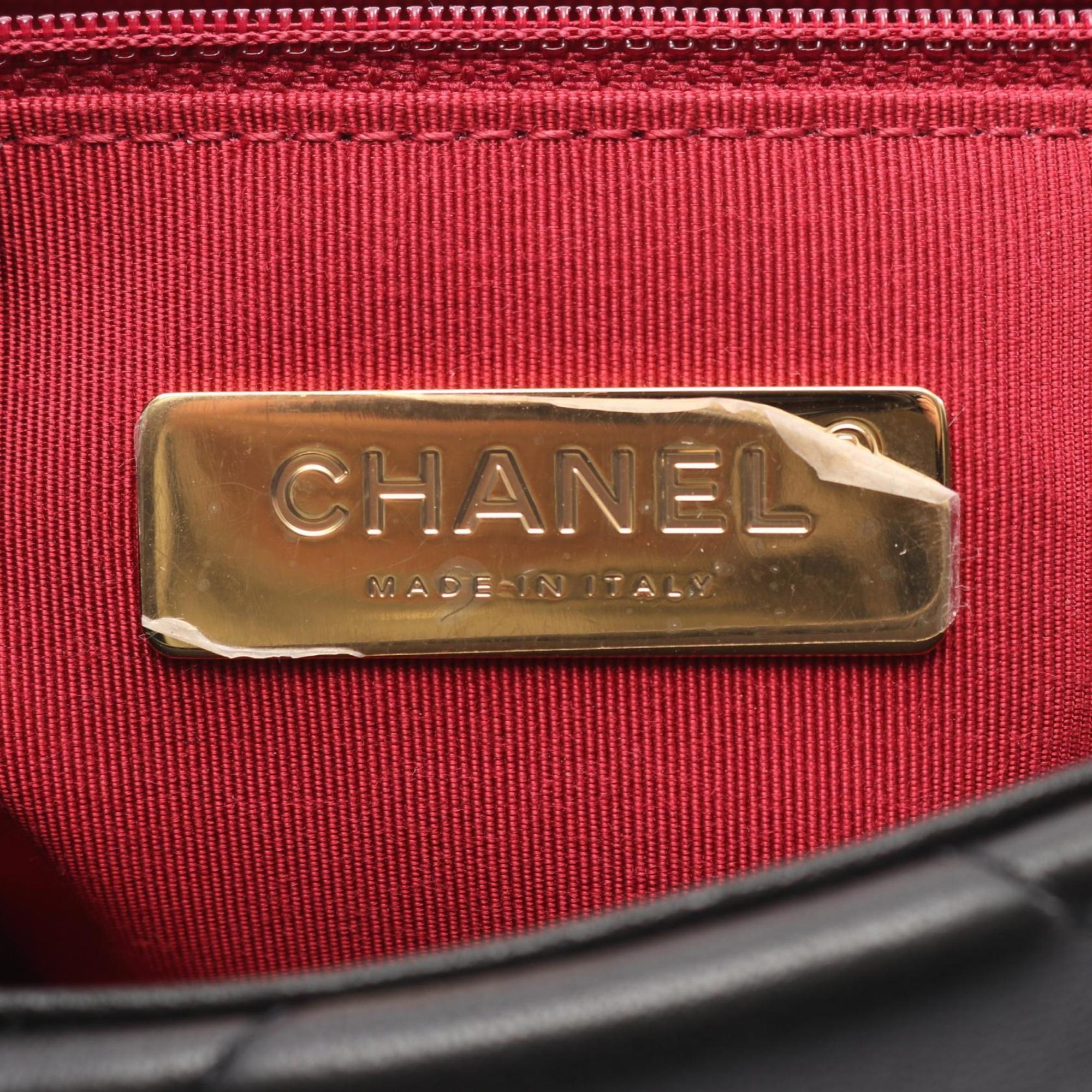 Chanel Black Leather Shoulder Bag (Pre-Owned)