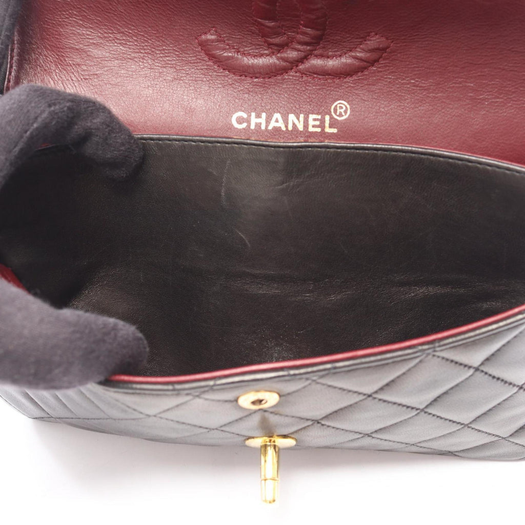 Chanel Black Leather Shoulder Bag (Pre-Owned)