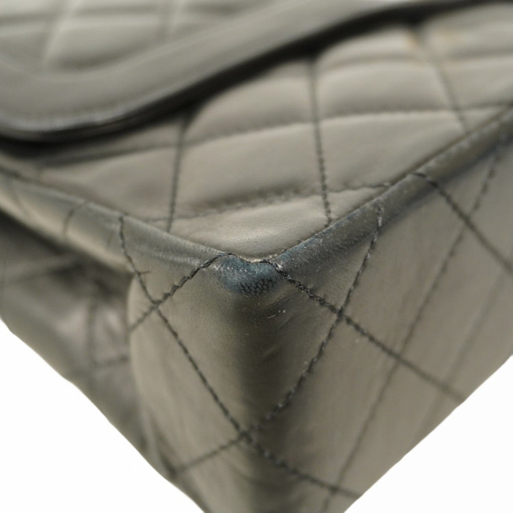 Chanel Black Leather Shoulder Bag (Pre-Owned)