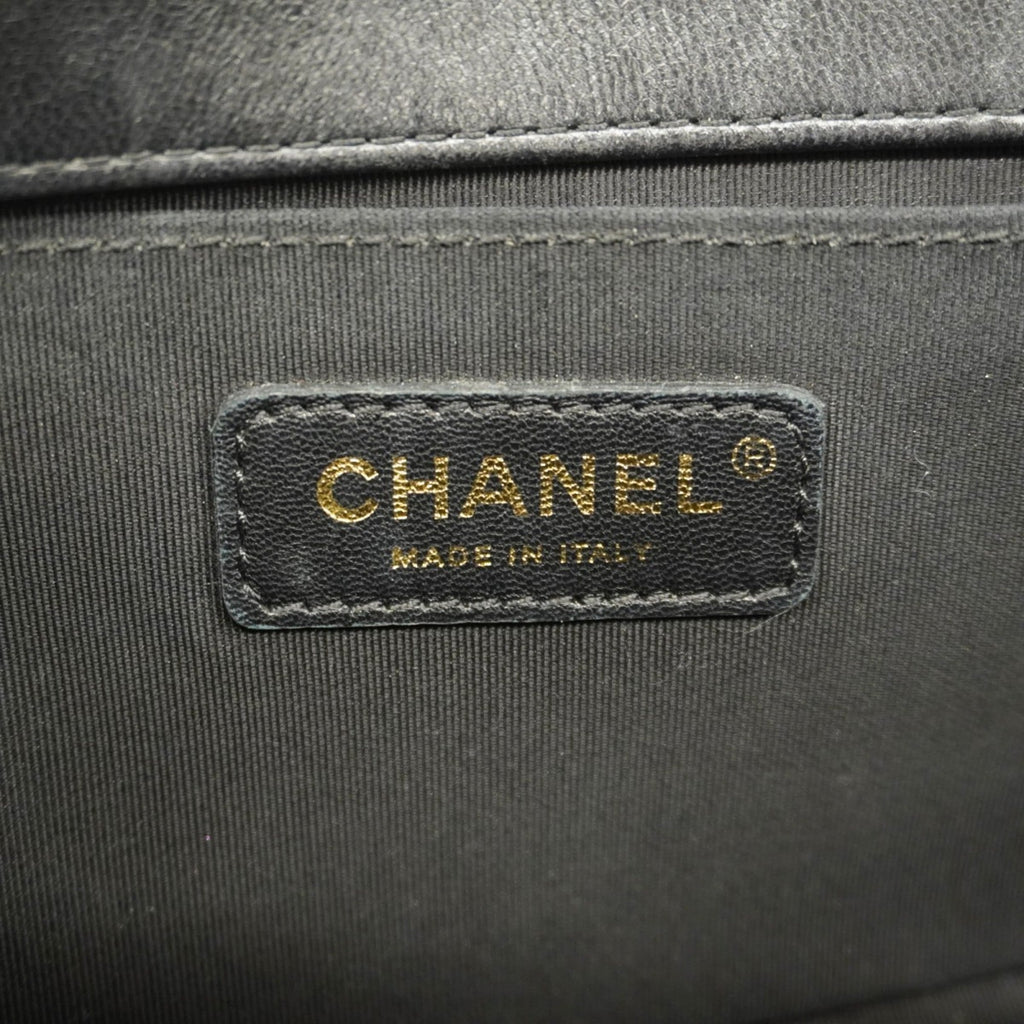 Chanel Black Leather Shoulder Bag (Pre-Owned)