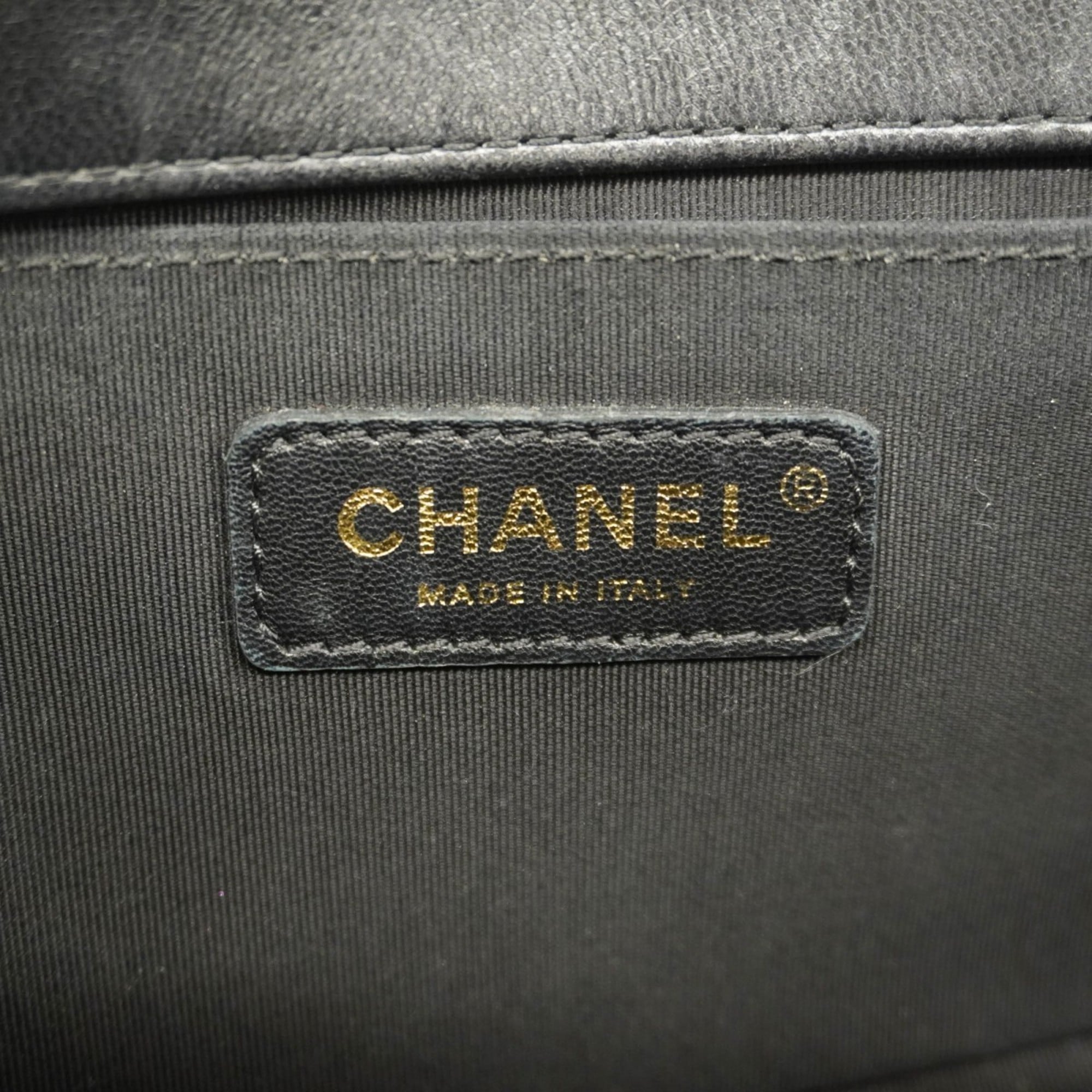 Chanel Black Leather Shoulder Bag (Pre-Owned)